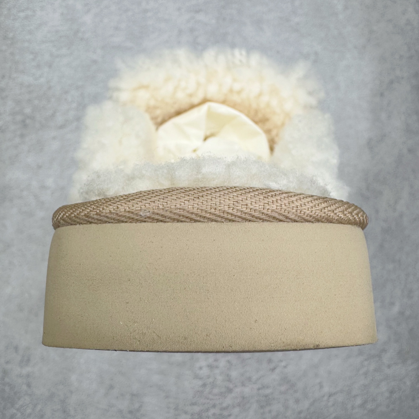 图片[8]-＃GX UGG 字母刺绣款经典短筒秋冬羊皮毛一体雪地靴 全鞋采用ZP同厂 隆丰A级澳洲进口羊皮毛一体 品牌代工厂生产线 完全遵循ZP工艺流程 代工厂原厂版师 秉承无原鞋不开发选择 注重每一处细节 市面最正版型 TREADLITE\\\”轻翼\\\”科技外底 轻便/耐用/柔韧/桩型【售后郑重承诺】一个月内若出现重大脱胶/断底等质量问题 直接为您换新！尺码：35 36 37 38 39 40-选品中心