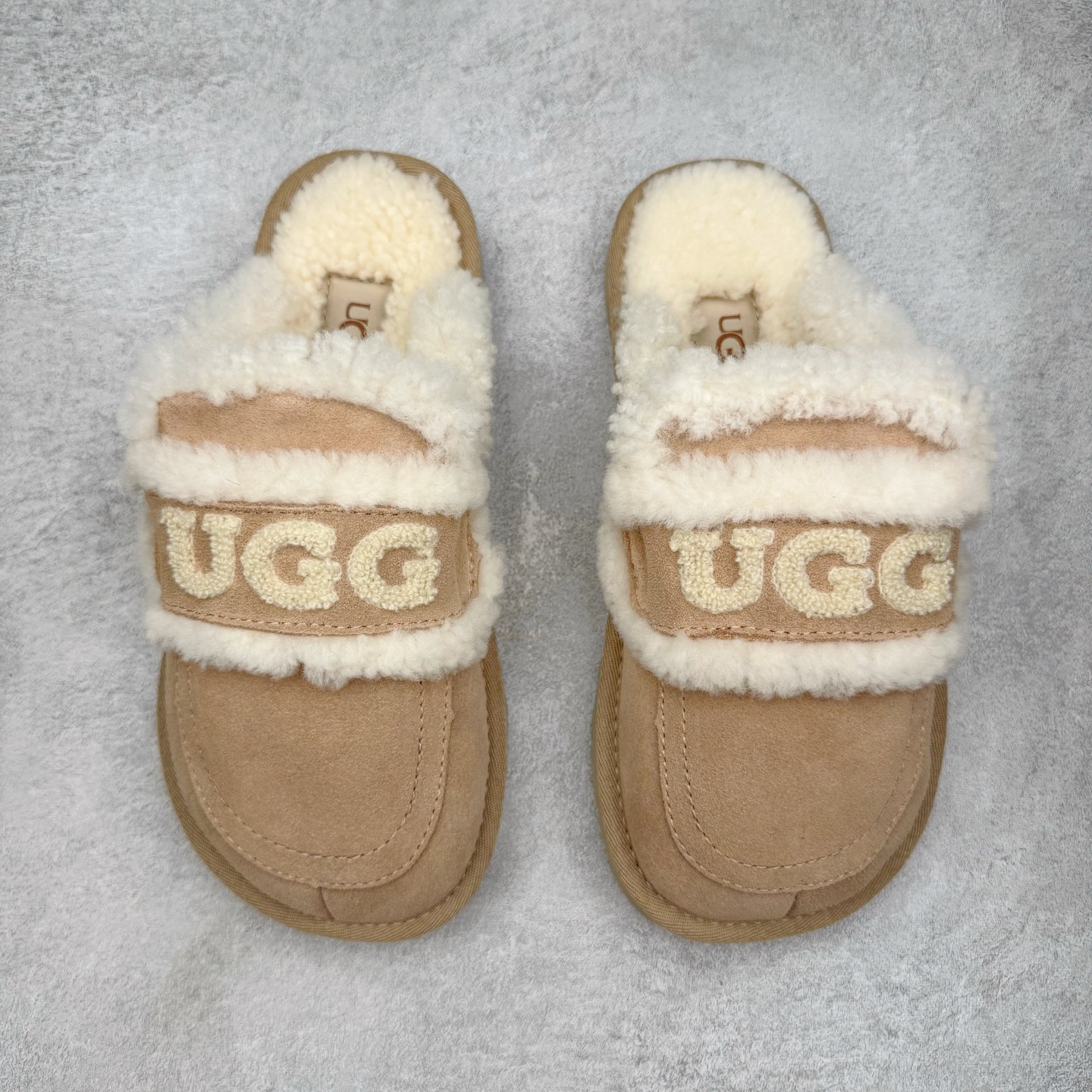 图片[2]-＃GX UGG 字母刺绣款经典短筒秋冬羊皮毛一体雪地靴 全鞋采用ZP同厂 隆丰A级澳洲进口羊皮毛一体 品牌代工厂生产线 完全遵循ZP工艺流程 代工厂原厂版师 秉承无原鞋不开发选择 注重每一处细节 市面最正版型 TREADLITE\\\”轻翼\\\”科技外底 轻便/耐用/柔韧/桩型【售后郑重承诺】一个月内若出现重大脱胶/断底等质量问题 直接为您换新！尺码：35 36 37 38 39 40-选品中心