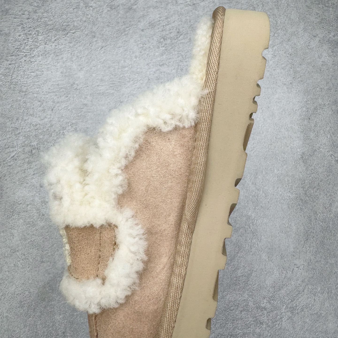 图片[7]-＃GX UGG 字母刺绣款经典短筒秋冬羊皮毛一体雪地靴 全鞋采用ZP同厂 隆丰A级澳洲进口羊皮毛一体 品牌代工厂生产线 完全遵循ZP工艺流程 代工厂原厂版师 秉承无原鞋不开发选择 注重每一处细节 市面最正版型 TREADLITE\\\”轻翼\\\”科技外底 轻便/耐用/柔韧/桩型【售后郑重承诺】一个月内若出现重大脱胶/断底等质量问题 直接为您换新！尺码：35 36 37 38 39 40-选品中心