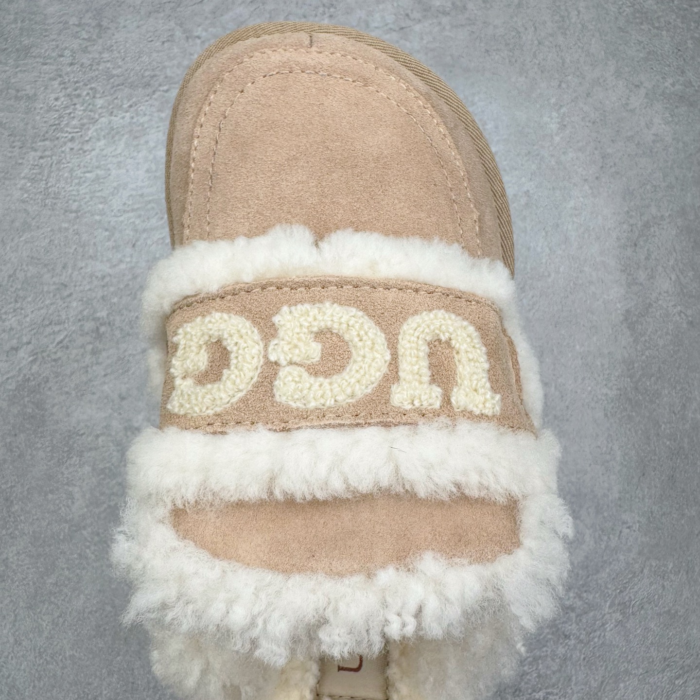 图片[4]-＃GX UGG 字母刺绣款经典短筒秋冬羊皮毛一体雪地靴 全鞋采用ZP同厂 隆丰A级澳洲进口羊皮毛一体 品牌代工厂生产线 完全遵循ZP工艺流程 代工厂原厂版师 秉承无原鞋不开发选择 注重每一处细节 市面最正版型 TREADLITE\\\”轻翼\\\”科技外底 轻便/耐用/柔韧/桩型【售后郑重承诺】一个月内若出现重大脱胶/断底等质量问题 直接为您换新！尺码：35 36 37 38 39 40-选品中心