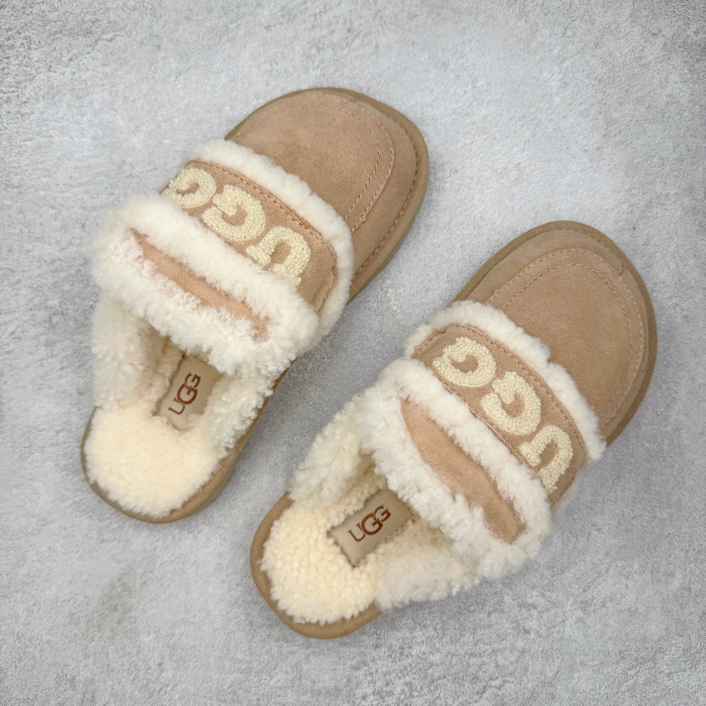 图片[3]-＃GX UGG 字母刺绣款经典短筒秋冬羊皮毛一体雪地靴 全鞋采用ZP同厂 隆丰A级澳洲进口羊皮毛一体 品牌代工厂生产线 完全遵循ZP工艺流程 代工厂原厂版师 秉承无原鞋不开发选择 注重每一处细节 市面最正版型 TREADLITE\\\”轻翼\\\”科技外底 轻便/耐用/柔韧/桩型【售后郑重承诺】一个月内若出现重大脱胶/断底等质量问题 直接为您换新！尺码：35 36 37 38 39 40-选品中心