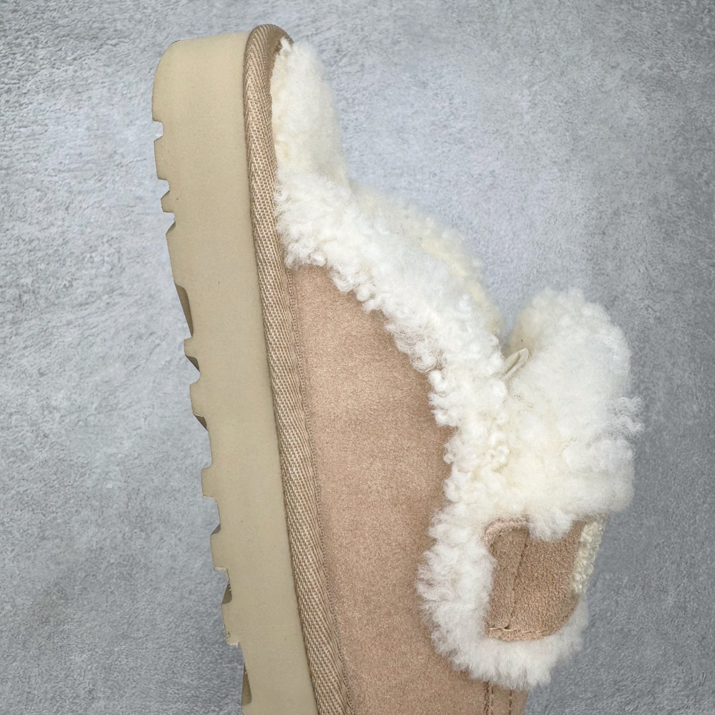 图片[6]-＃GX UGG 字母刺绣款经典短筒秋冬羊皮毛一体雪地靴 全鞋采用ZP同厂 隆丰A级澳洲进口羊皮毛一体 品牌代工厂生产线 完全遵循ZP工艺流程 代工厂原厂版师 秉承无原鞋不开发选择 注重每一处细节 市面最正版型 TREADLITE\\\”轻翼\\\”科技外底 轻便/耐用/柔韧/桩型【售后郑重承诺】一个月内若出现重大脱胶/断底等质量问题 直接为您换新！尺码：35 36 37 38 39 40-选品中心