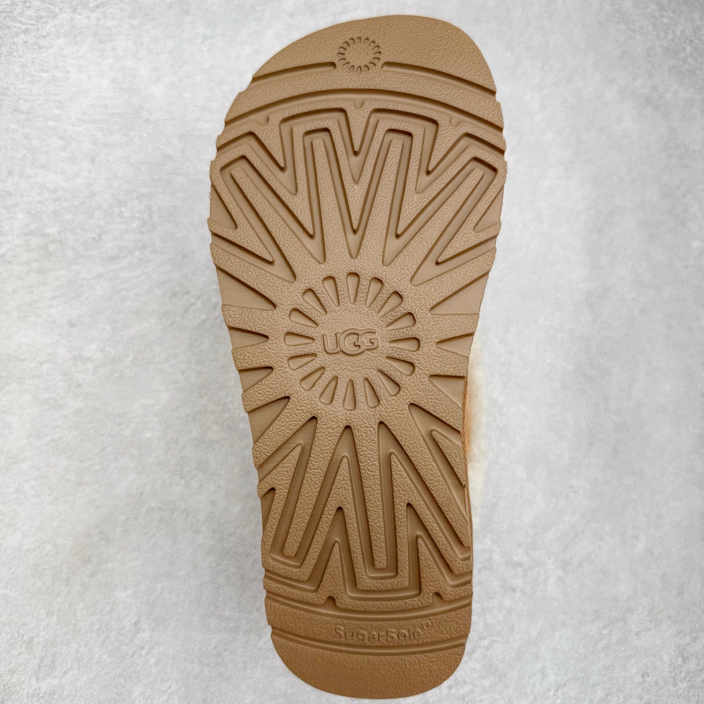 图片[9]-＃GX UGG 字母刺绣款经典短筒秋冬羊皮毛一体雪地靴 全鞋采用ZP同厂 隆丰A级澳洲进口羊皮毛一体 品牌代工厂生产线 完全遵循ZP工艺流程 代工厂原厂版师 秉承无原鞋不开发选择 注重每一处细节 市面最正版型 TREADLITE\\\”轻翼\\\”科技外底 轻便/耐用/柔韧/桩型【售后郑重承诺】一个月内若出现重大脱胶/断底等质量问题 直接为您换新！尺码：35 36 37 38 39 40-选品中心