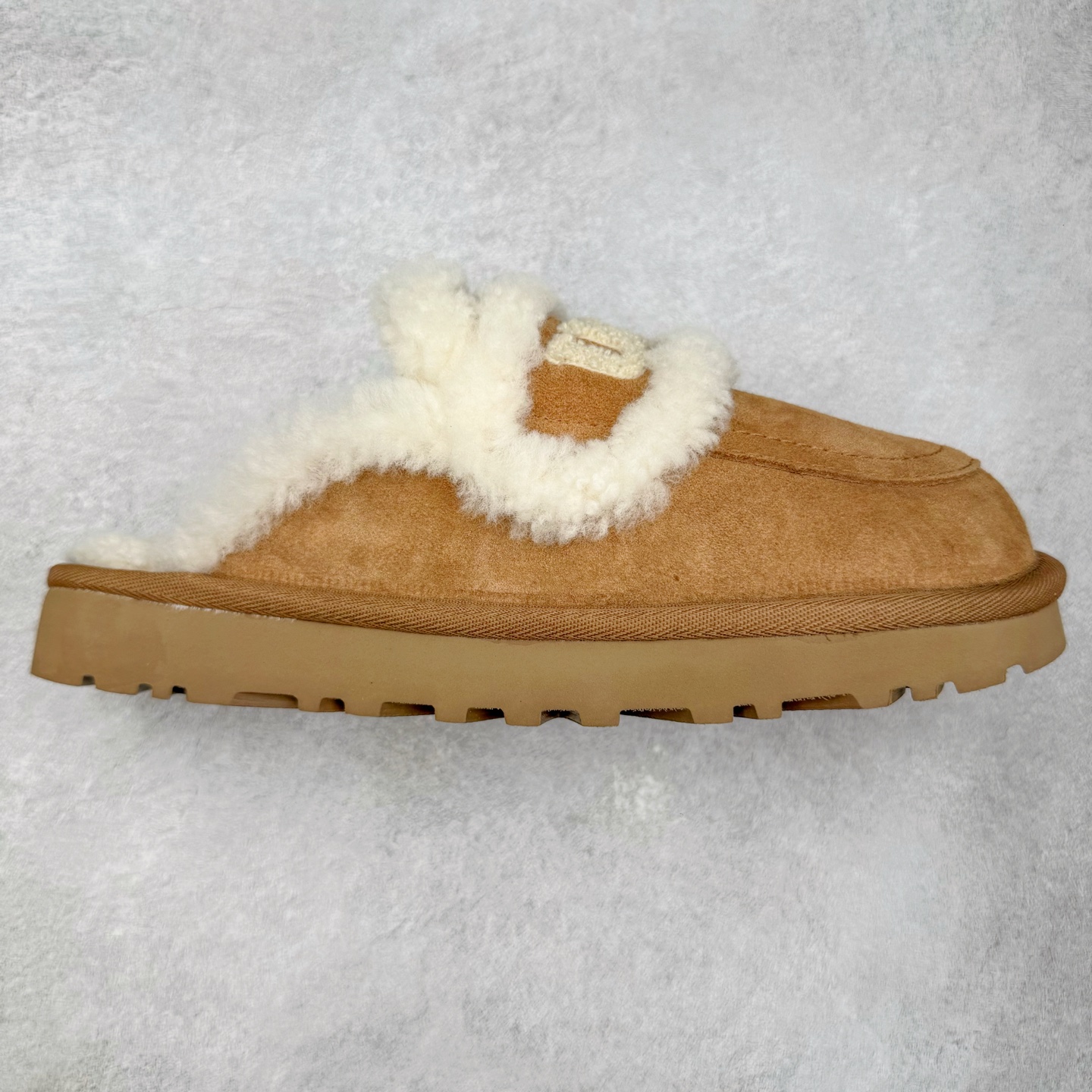 #GX UGG 字母刺绣款经典短筒秋冬羊皮毛一体雪地靴 全鞋采用ZP同厂 隆丰A级澳洲进口羊皮毛一体 品牌代工厂生产线 完全遵循ZP工艺流程 代工厂原厂版师 秉承无原鞋不开发选择 注重每一处细节 市面最正版型 TREADLITE\\\”轻翼\\\”科技外底 轻便/耐用/柔韧/桩型【售后郑重承诺】一个月内若出现重大脱胶/断底等质量问题 直接为您换新!尺码:35 36 37 38 39 40-选品中心