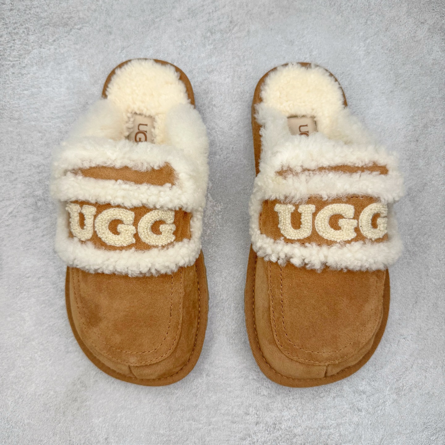 图片[2]-＃GX UGG 字母刺绣款经典短筒秋冬羊皮毛一体雪地靴 全鞋采用ZP同厂 隆丰A级澳洲进口羊皮毛一体 品牌代工厂生产线 完全遵循ZP工艺流程 代工厂原厂版师 秉承无原鞋不开发选择 注重每一处细节 市面最正版型 TREADLITE\\\”轻翼\\\”科技外底 轻便/耐用/柔韧/桩型【售后郑重承诺】一个月内若出现重大脱胶/断底等质量问题 直接为您换新！尺码：35 36 37 38 39 40-选品中心