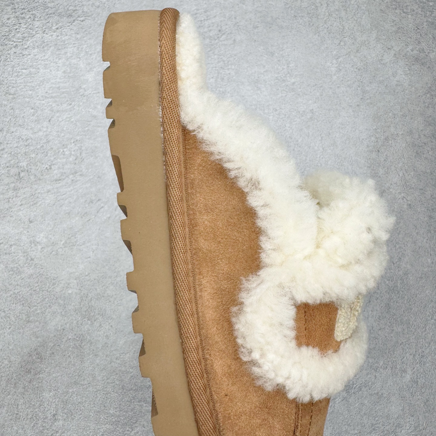 图片[6]-＃GX UGG 字母刺绣款经典短筒秋冬羊皮毛一体雪地靴 全鞋采用ZP同厂 隆丰A级澳洲进口羊皮毛一体 品牌代工厂生产线 完全遵循ZP工艺流程 代工厂原厂版师 秉承无原鞋不开发选择 注重每一处细节 市面最正版型 TREADLITE\\\”轻翼\\\”科技外底 轻便/耐用/柔韧/桩型【售后郑重承诺】一个月内若出现重大脱胶/断底等质量问题 直接为您换新！尺码：35 36 37 38 39 40-选品中心