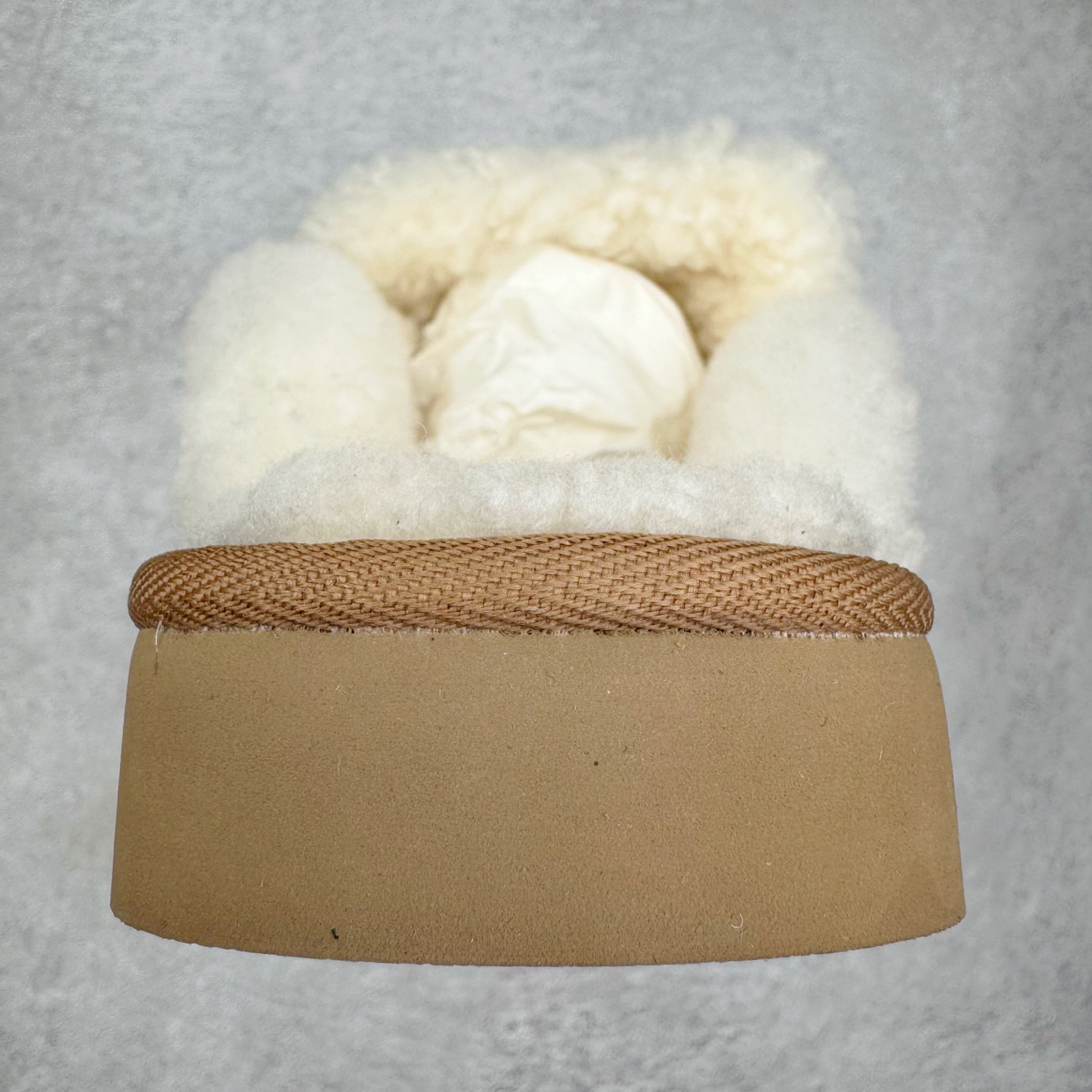 图片[8]-＃GX UGG 字母刺绣款经典短筒秋冬羊皮毛一体雪地靴 全鞋采用ZP同厂 隆丰A级澳洲进口羊皮毛一体 品牌代工厂生产线 完全遵循ZP工艺流程 代工厂原厂版师 秉承无原鞋不开发选择 注重每一处细节 市面最正版型 TREADLITE\\\”轻翼\\\”科技外底 轻便/耐用/柔韧/桩型【售后郑重承诺】一个月内若出现重大脱胶/断底等质量问题 直接为您换新！尺码：35 36 37 38 39 40-选品中心