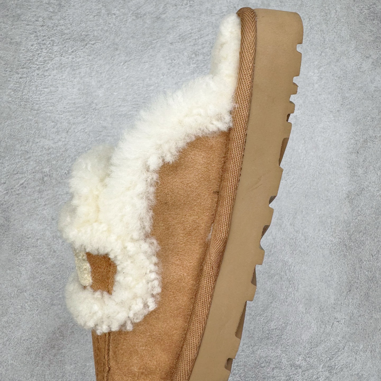 图片[7]-＃GX UGG 字母刺绣款经典短筒秋冬羊皮毛一体雪地靴 全鞋采用ZP同厂 隆丰A级澳洲进口羊皮毛一体 品牌代工厂生产线 完全遵循ZP工艺流程 代工厂原厂版师 秉承无原鞋不开发选择 注重每一处细节 市面最正版型 TREADLITE\\\”轻翼\\\”科技外底 轻便/耐用/柔韧/桩型【售后郑重承诺】一个月内若出现重大脱胶/断底等质量问题 直接为您换新！尺码：35 36 37 38 39 40-选品中心