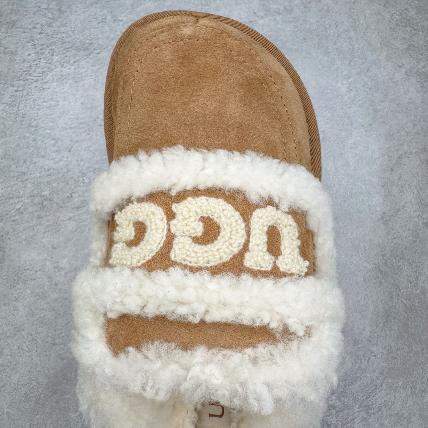 图片[4]-＃GX UGG 字母刺绣款经典短筒秋冬羊皮毛一体雪地靴 全鞋采用ZP同厂 隆丰A级澳洲进口羊皮毛一体 品牌代工厂生产线 完全遵循ZP工艺流程 代工厂原厂版师 秉承无原鞋不开发选择 注重每一处细节 市面最正版型 TREADLITE\\\”轻翼\\\”科技外底 轻便/耐用/柔韧/桩型【售后郑重承诺】一个月内若出现重大脱胶/断底等质量问题 直接为您换新！尺码：35 36 37 38 39 40-选品中心