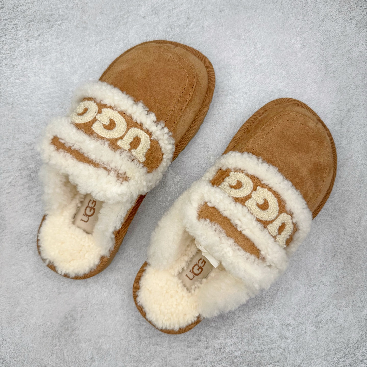 图片[3]-＃GX UGG 字母刺绣款经典短筒秋冬羊皮毛一体雪地靴 全鞋采用ZP同厂 隆丰A级澳洲进口羊皮毛一体 品牌代工厂生产线 完全遵循ZP工艺流程 代工厂原厂版师 秉承无原鞋不开发选择 注重每一处细节 市面最正版型 TREADLITE\\\”轻翼\\\”科技外底 轻便/耐用/柔韧/桩型【售后郑重承诺】一个月内若出现重大脱胶/断底等质量问题 直接为您换新！尺码：35 36 37 38 39 40-选品中心