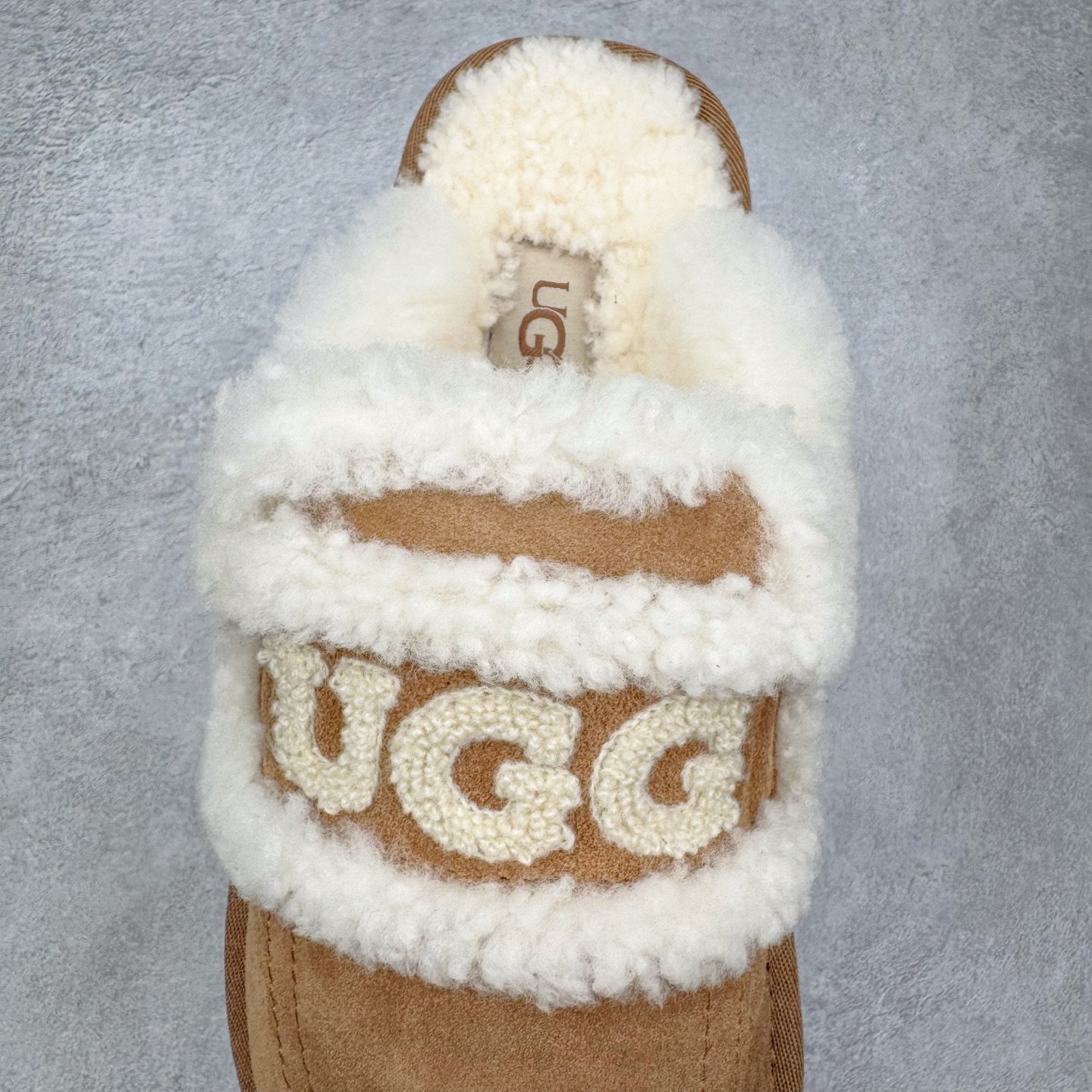 图片[5]-＃GX UGG 字母刺绣款经典短筒秋冬羊皮毛一体雪地靴 全鞋采用ZP同厂 隆丰A级澳洲进口羊皮毛一体 品牌代工厂生产线 完全遵循ZP工艺流程 代工厂原厂版师 秉承无原鞋不开发选择 注重每一处细节 市面最正版型 TREADLITE\\\”轻翼\\\”科技外底 轻便/耐用/柔韧/桩型【售后郑重承诺】一个月内若出现重大脱胶/断底等质量问题 直接为您换新！尺码：35 36 37 38 39 40-选品中心