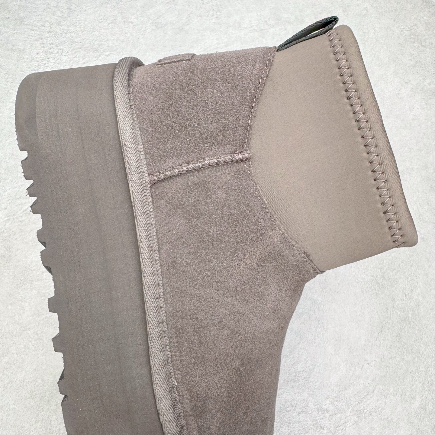 图片[6]-＃GX UGG 8170经典秋冬羊皮毛一体雪地靴 私人订单价格匠心定位 桑坡八年大厂直供 拒绝高利润 区别杀猪版本 隆丰A级澳洲进口羊皮毛一体 完全遵循ZP工艺流程 代工厂原厂版师 秉承无原鞋不开发选择 注重每一处细节 市面最正版型 TREADLITE\\\”轻翼\\\”科技外底 轻便/耐用/柔韧/桩型【售后郑重承诺】一个月内若出现重大脱胶/断底等质量问题 直接为您换新 翻毛皮鞋面 细腻亲肤再生聚酯纤维滚边 舒适易打理 保暖性佳 UGG plush™ 里衬和内底 茸软亲肤 舒适暖足 经典鞋型搭配轻盈厚底 稳稳拿捏秋冬出街时髦造型 Treadlite by UGG 轻翼大底 轻盈缓震 为双足减负 舒适轻便 助你轻松畅玩整天 尺码：35 36 37 38 39 40-选品中心