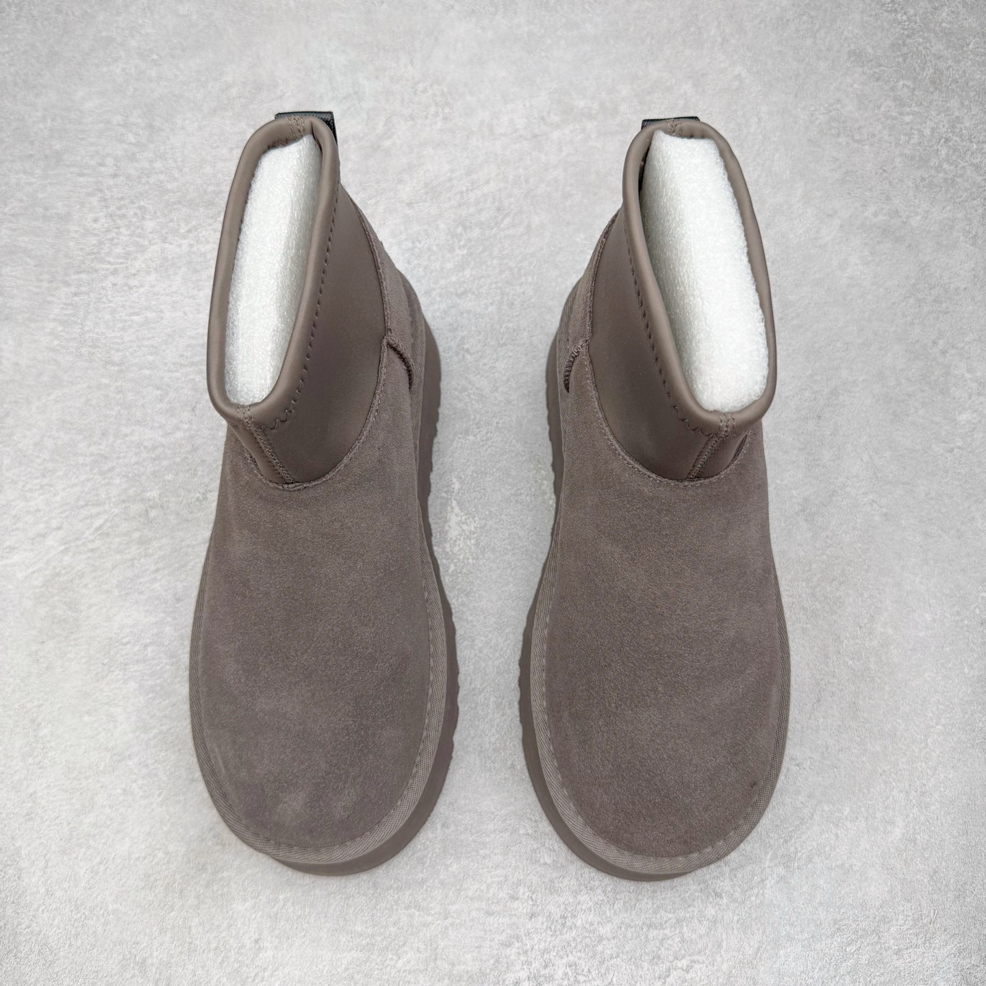 图片[2]-＃GX UGG 8170经典秋冬羊皮毛一体雪地靴 私人订单价格匠心定位 桑坡八年大厂直供 拒绝高利润 区别杀猪版本 隆丰A级澳洲进口羊皮毛一体 完全遵循ZP工艺流程 代工厂原厂版师 秉承无原鞋不开发选择 注重每一处细节 市面最正版型 TREADLITE\\\”轻翼\\\”科技外底 轻便/耐用/柔韧/桩型【售后郑重承诺】一个月内若出现重大脱胶/断底等质量问题 直接为您换新 翻毛皮鞋面 细腻亲肤再生聚酯纤维滚边 舒适易打理 保暖性佳 UGG plush™ 里衬和内底 茸软亲肤 舒适暖足 经典鞋型搭配轻盈厚底 稳稳拿捏秋冬出街时髦造型 Treadlite by UGG 轻翼大底 轻盈缓震 为双足减负 舒适轻便 助你轻松畅玩整天 尺码：35 36 37 38 39 40-选品中心