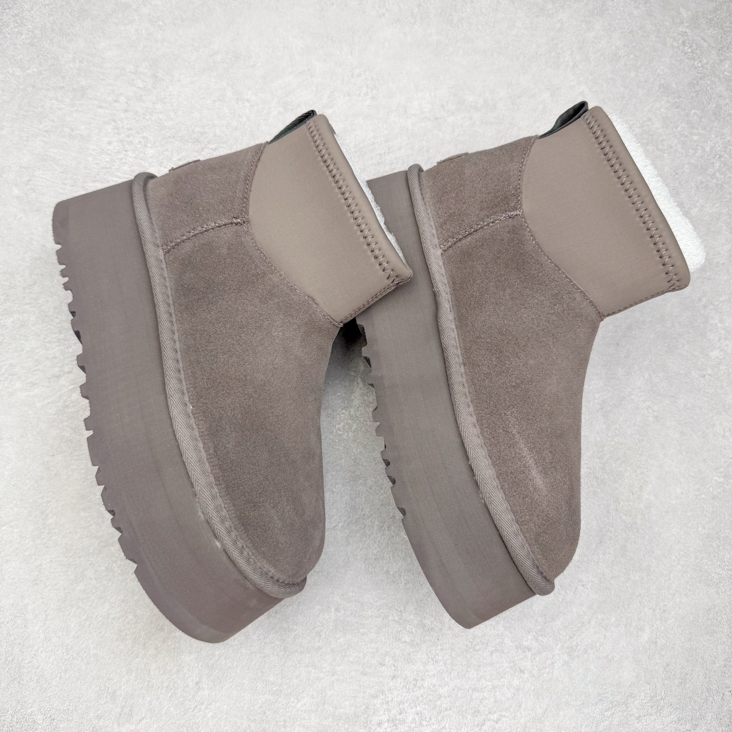 图片[3]-＃GX UGG 8170经典秋冬羊皮毛一体雪地靴 私人订单价格匠心定位 桑坡八年大厂直供 拒绝高利润 区别杀猪版本 隆丰A级澳洲进口羊皮毛一体 完全遵循ZP工艺流程 代工厂原厂版师 秉承无原鞋不开发选择 注重每一处细节 市面最正版型 TREADLITE\\\”轻翼\\\”科技外底 轻便/耐用/柔韧/桩型【售后郑重承诺】一个月内若出现重大脱胶/断底等质量问题 直接为您换新 翻毛皮鞋面 细腻亲肤再生聚酯纤维滚边 舒适易打理 保暖性佳 UGG plush™ 里衬和内底 茸软亲肤 舒适暖足 经典鞋型搭配轻盈厚底 稳稳拿捏秋冬出街时髦造型 Treadlite by UGG 轻翼大底 轻盈缓震 为双足减负 舒适轻便 助你轻松畅玩整天 尺码：35 36 37 38 39 40-选品中心