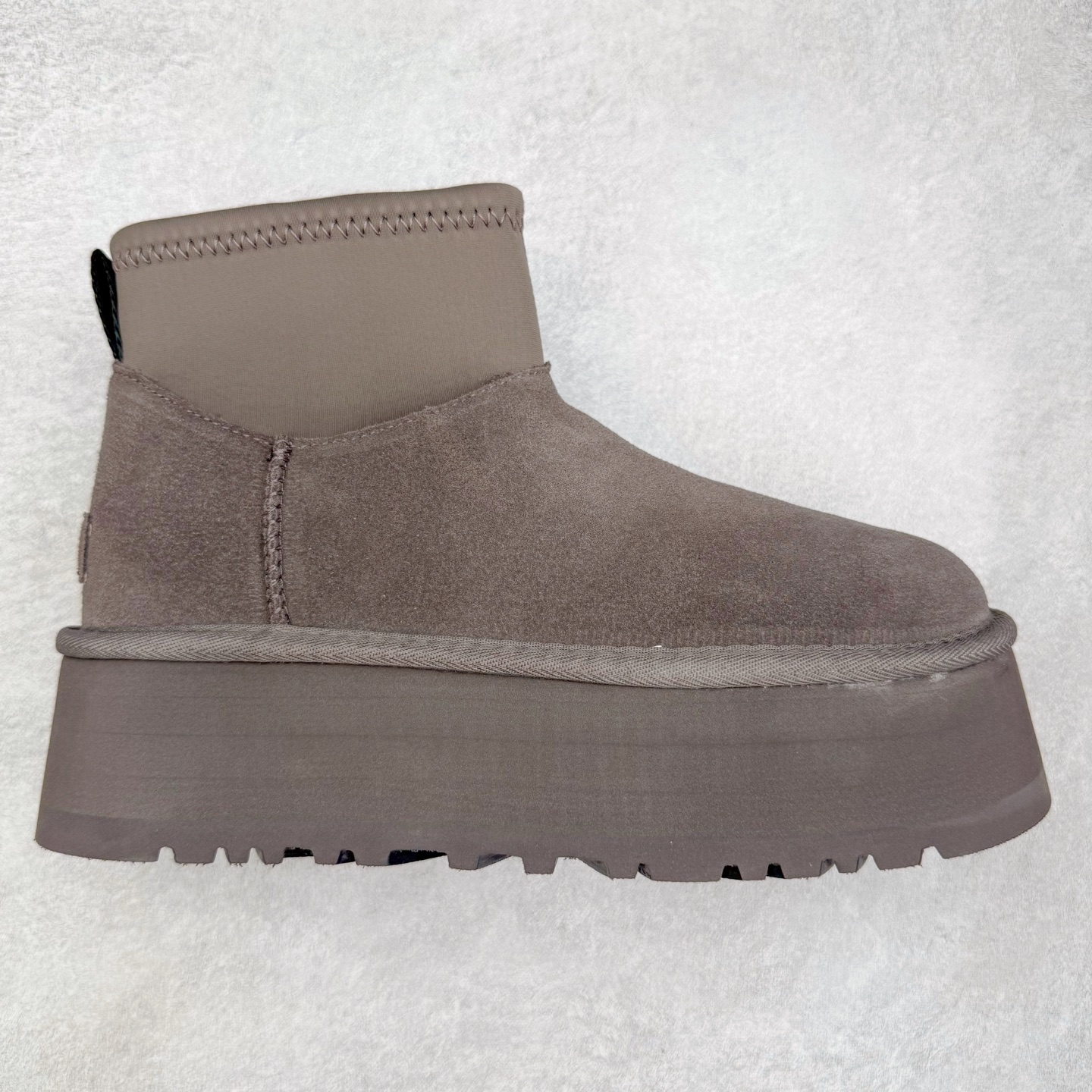 ＃GX UGG 8170经典秋冬羊皮毛一体雪地靴 私人订单价格匠心定位 桑坡八年大厂直供 拒绝高利润 区别杀猪版本 隆丰A级澳洲进口羊皮毛一体 完全遵循ZP工艺流程 代工厂原厂版师 秉承无原鞋不开发选择 注重每一处细节 市面最正版型 TREADLITE\\\