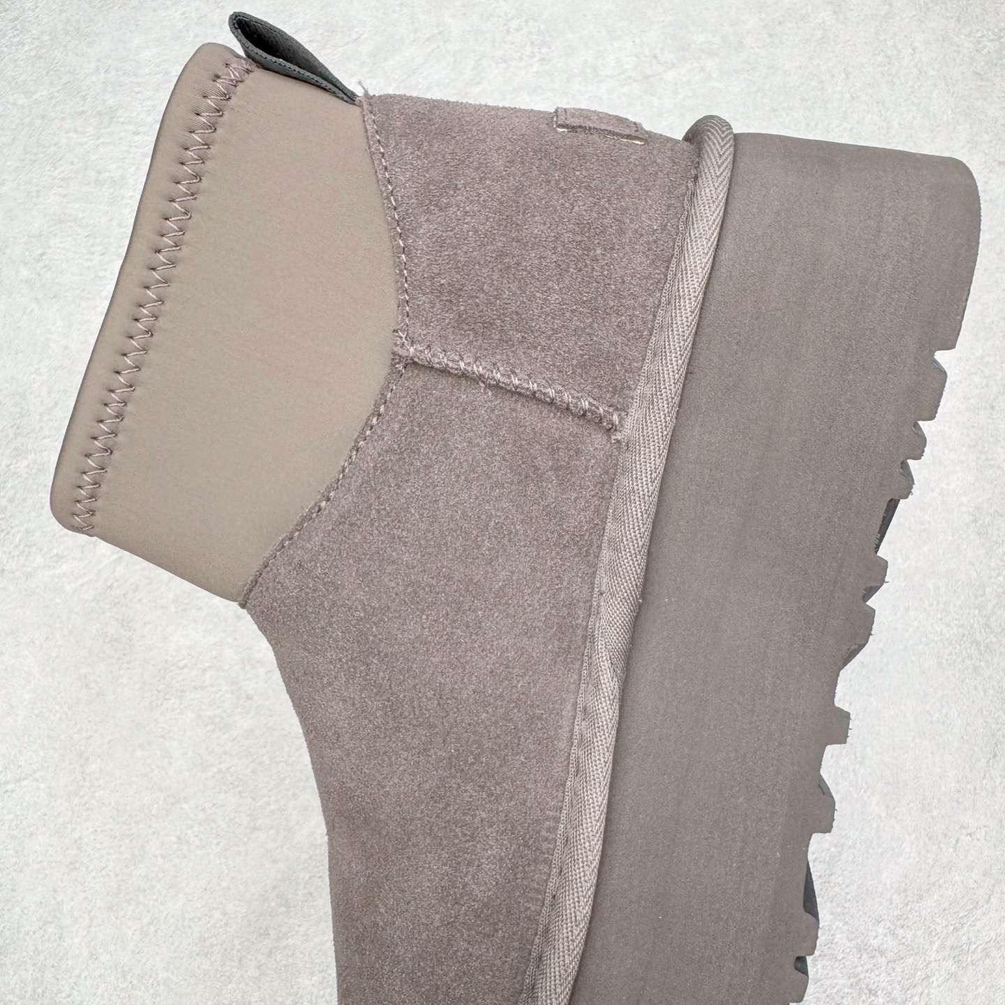 图片[7]-＃GX UGG 8170经典秋冬羊皮毛一体雪地靴 私人订单价格匠心定位 桑坡八年大厂直供 拒绝高利润 区别杀猪版本 隆丰A级澳洲进口羊皮毛一体 完全遵循ZP工艺流程 代工厂原厂版师 秉承无原鞋不开发选择 注重每一处细节 市面最正版型 TREADLITE\\\”轻翼\\\”科技外底 轻便/耐用/柔韧/桩型【售后郑重承诺】一个月内若出现重大脱胶/断底等质量问题 直接为您换新 翻毛皮鞋面 细腻亲肤再生聚酯纤维滚边 舒适易打理 保暖性佳 UGG plush™ 里衬和内底 茸软亲肤 舒适暖足 经典鞋型搭配轻盈厚底 稳稳拿捏秋冬出街时髦造型 Treadlite by UGG 轻翼大底 轻盈缓震 为双足减负 舒适轻便 助你轻松畅玩整天 尺码：35 36 37 38 39 40-选品中心