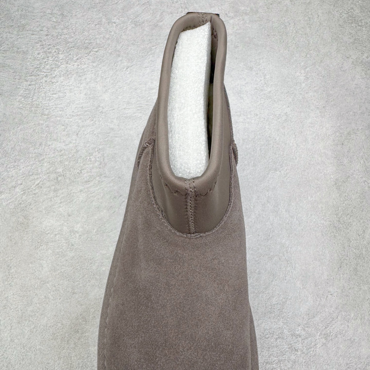 图片[5]-＃GX UGG 8170经典秋冬羊皮毛一体雪地靴 私人订单价格匠心定位 桑坡八年大厂直供 拒绝高利润 区别杀猪版本 隆丰A级澳洲进口羊皮毛一体 完全遵循ZP工艺流程 代工厂原厂版师 秉承无原鞋不开发选择 注重每一处细节 市面最正版型 TREADLITE\\\”轻翼\\\”科技外底 轻便/耐用/柔韧/桩型【售后郑重承诺】一个月内若出现重大脱胶/断底等质量问题 直接为您换新 翻毛皮鞋面 细腻亲肤再生聚酯纤维滚边 舒适易打理 保暖性佳 UGG plush™ 里衬和内底 茸软亲肤 舒适暖足 经典鞋型搭配轻盈厚底 稳稳拿捏秋冬出街时髦造型 Treadlite by UGG 轻翼大底 轻盈缓震 为双足减负 舒适轻便 助你轻松畅玩整天 尺码：35 36 37 38 39 40-选品中心