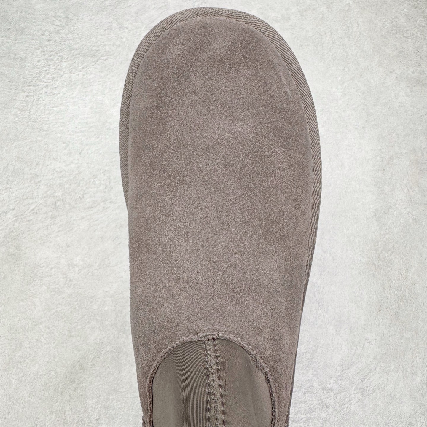 图片[4]-＃GX UGG 8170经典秋冬羊皮毛一体雪地靴 私人订单价格匠心定位 桑坡八年大厂直供 拒绝高利润 区别杀猪版本 隆丰A级澳洲进口羊皮毛一体 完全遵循ZP工艺流程 代工厂原厂版师 秉承无原鞋不开发选择 注重每一处细节 市面最正版型 TREADLITE\\\”轻翼\\\”科技外底 轻便/耐用/柔韧/桩型【售后郑重承诺】一个月内若出现重大脱胶/断底等质量问题 直接为您换新 翻毛皮鞋面 细腻亲肤再生聚酯纤维滚边 舒适易打理 保暖性佳 UGG plush™ 里衬和内底 茸软亲肤 舒适暖足 经典鞋型搭配轻盈厚底 稳稳拿捏秋冬出街时髦造型 Treadlite by UGG 轻翼大底 轻盈缓震 为双足减负 舒适轻便 助你轻松畅玩整天 尺码：35 36 37 38 39 40-选品中心