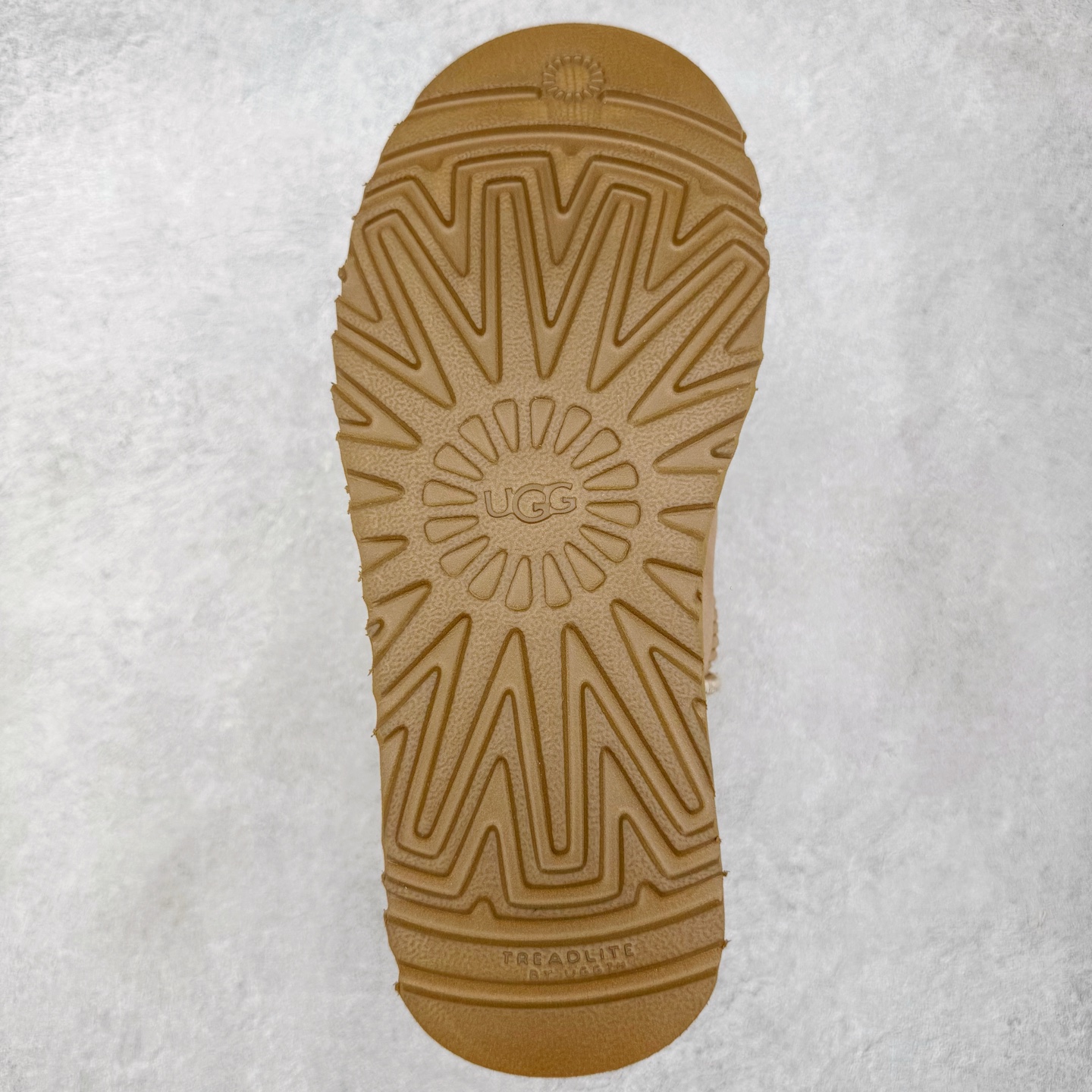 图片[9]-＃GX UGG 6222 经典短筒秋冬羊皮毛一体雪地靴 全鞋采用ZP同厂 隆丰A级澳洲进口羊皮毛一体 品牌代工厂生产线 完全遵循ZP工艺流程 代工厂原厂版师 秉承无原鞋不开发选择 注重每一处细节 市面最正版型 TREADLITE\\\”轻翼\\\”科技外底 轻便/耐用/柔韧/桩型【售后郑重承诺】一个月内若出现重大脱胶/断底等质量问题 直接为您换新！尺码：35 36 37 38 39 40-选品中心