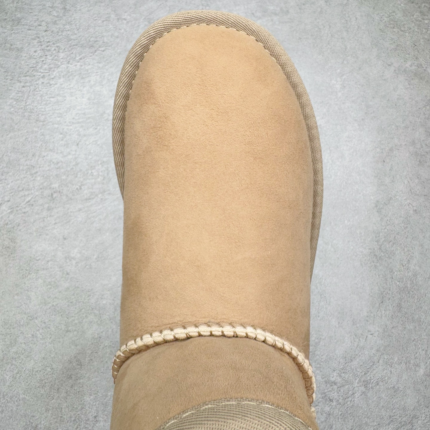 图片[4]-＃GX UGG 6222 经典短筒秋冬羊皮毛一体雪地靴 全鞋采用ZP同厂 隆丰A级澳洲进口羊皮毛一体 品牌代工厂生产线 完全遵循ZP工艺流程 代工厂原厂版师 秉承无原鞋不开发选择 注重每一处细节 市面最正版型 TREADLITE\\\”轻翼\\\”科技外底 轻便/耐用/柔韧/桩型【售后郑重承诺】一个月内若出现重大脱胶/断底等质量问题 直接为您换新！尺码：35 36 37 38 39 40-选品中心