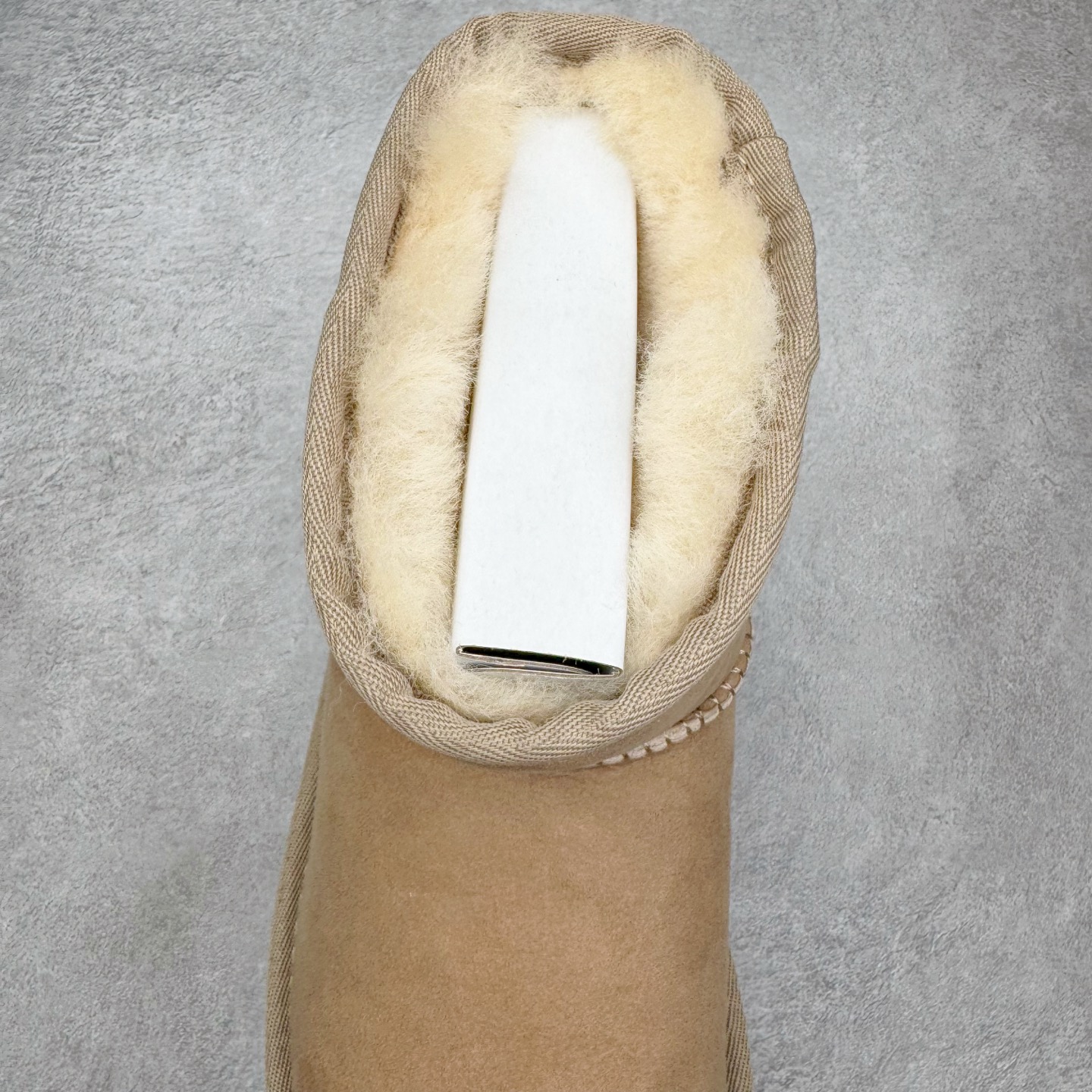 图片[5]-＃GX UGG 6222 经典短筒秋冬羊皮毛一体雪地靴 全鞋采用ZP同厂 隆丰A级澳洲进口羊皮毛一体 品牌代工厂生产线 完全遵循ZP工艺流程 代工厂原厂版师 秉承无原鞋不开发选择 注重每一处细节 市面最正版型 TREADLITE\\\”轻翼\\\”科技外底 轻便/耐用/柔韧/桩型【售后郑重承诺】一个月内若出现重大脱胶/断底等质量问题 直接为您换新！尺码：35 36 37 38 39 40-选品中心