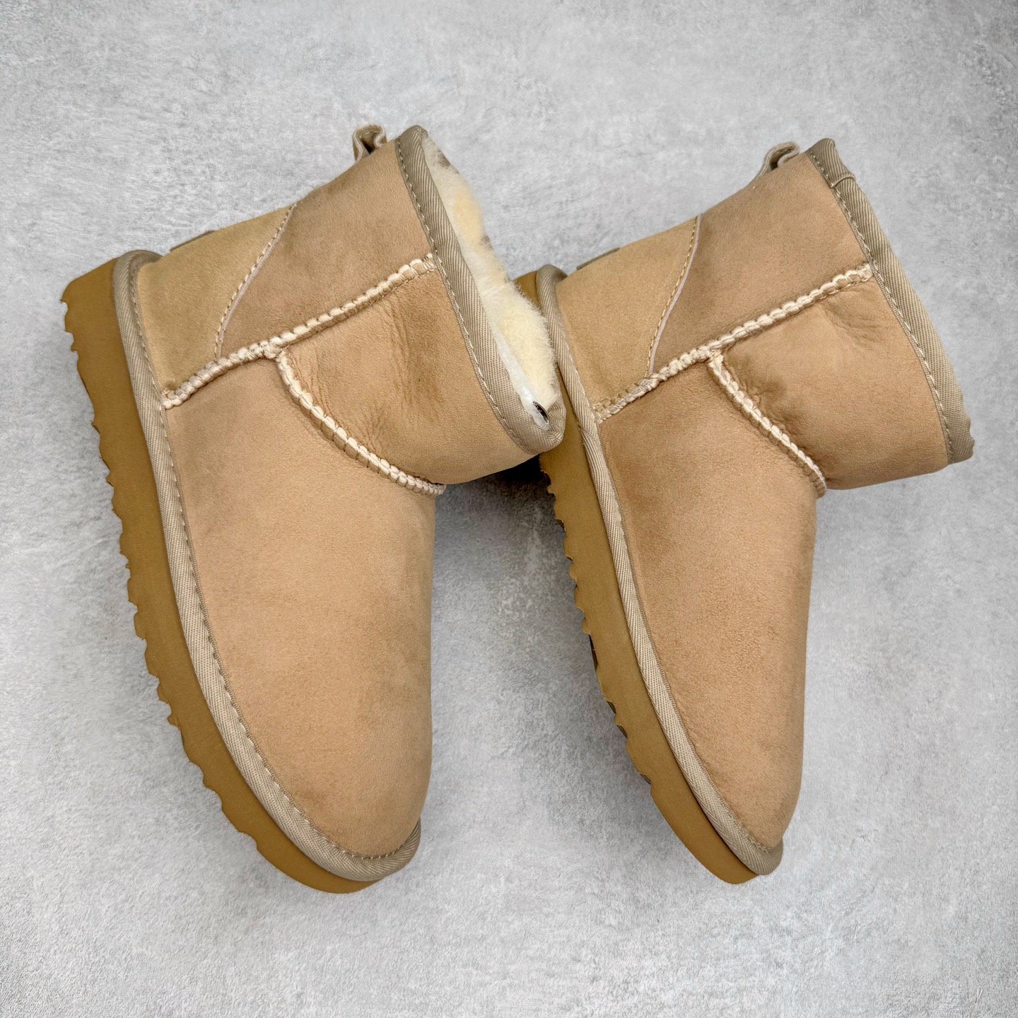 图片[3]-＃GX UGG 6222 经典短筒秋冬羊皮毛一体雪地靴 全鞋采用ZP同厂 隆丰A级澳洲进口羊皮毛一体 品牌代工厂生产线 完全遵循ZP工艺流程 代工厂原厂版师 秉承无原鞋不开发选择 注重每一处细节 市面最正版型 TREADLITE\\\”轻翼\\\”科技外底 轻便/耐用/柔韧/桩型【售后郑重承诺】一个月内若出现重大脱胶/断底等质量问题 直接为您换新！尺码：35 36 37 38 39 40-选品中心