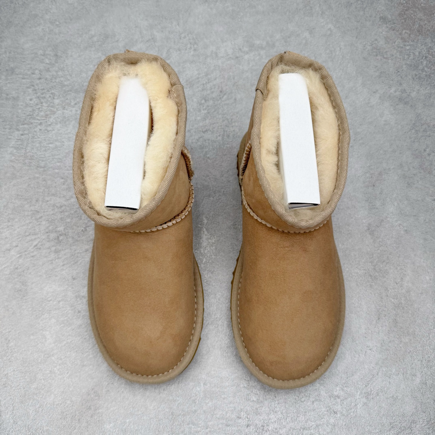 图片[2]-＃GX UGG 6222 经典短筒秋冬羊皮毛一体雪地靴 全鞋采用ZP同厂 隆丰A级澳洲进口羊皮毛一体 品牌代工厂生产线 完全遵循ZP工艺流程 代工厂原厂版师 秉承无原鞋不开发选择 注重每一处细节 市面最正版型 TREADLITE\\\”轻翼\\\”科技外底 轻便/耐用/柔韧/桩型【售后郑重承诺】一个月内若出现重大脱胶/断底等质量问题 直接为您换新！尺码：35 36 37 38 39 40-选品中心