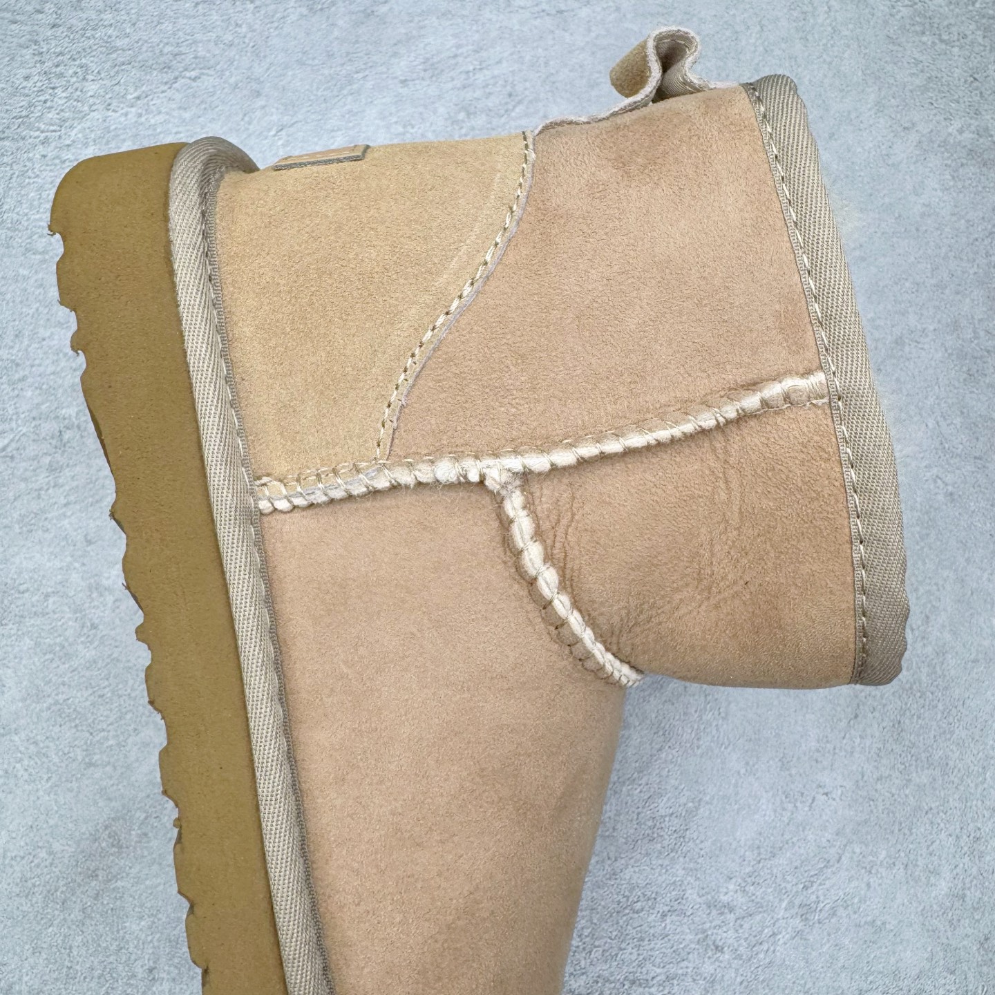 图片[6]-＃GX UGG 6222 经典短筒秋冬羊皮毛一体雪地靴 全鞋采用ZP同厂 隆丰A级澳洲进口羊皮毛一体 品牌代工厂生产线 完全遵循ZP工艺流程 代工厂原厂版师 秉承无原鞋不开发选择 注重每一处细节 市面最正版型 TREADLITE\\\”轻翼\\\”科技外底 轻便/耐用/柔韧/桩型【售后郑重承诺】一个月内若出现重大脱胶/断底等质量问题 直接为您换新！尺码：35 36 37 38 39 40-选品中心