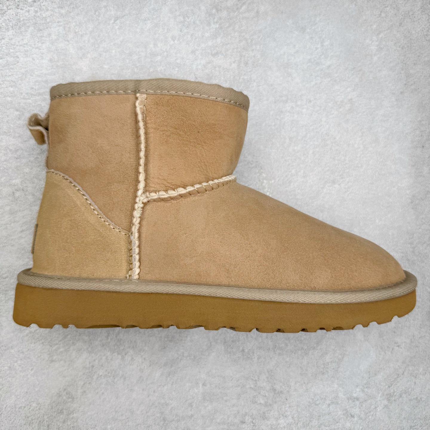 #GX UGG 6222 经典短筒秋冬羊皮毛一体雪地靴 全鞋采用ZP同厂 隆丰A级澳洲进口羊皮毛一体 品牌代工厂生产线 完全遵循ZP工艺流程 代工厂原厂版师 秉承无原鞋不开发选择 注重每一处细节 市面最正版型 TREADLITE\\\”轻翼\\\”科技外底 轻便/耐用/柔韧/桩型【售后郑重承诺】一个月内若出现重大脱胶/断底等质量问题 直接为您换新!尺码:35 36 37 38 39 40-选品中心