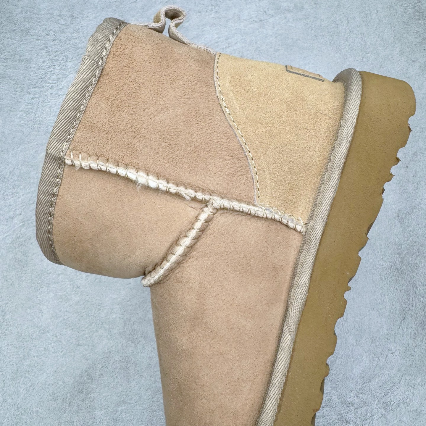 图片[7]-＃GX UGG 6222 经典短筒秋冬羊皮毛一体雪地靴 全鞋采用ZP同厂 隆丰A级澳洲进口羊皮毛一体 品牌代工厂生产线 完全遵循ZP工艺流程 代工厂原厂版师 秉承无原鞋不开发选择 注重每一处细节 市面最正版型 TREADLITE\\\”轻翼\\\”科技外底 轻便/耐用/柔韧/桩型【售后郑重承诺】一个月内若出现重大脱胶/断底等质量问题 直接为您换新！尺码：35 36 37 38 39 40-选品中心