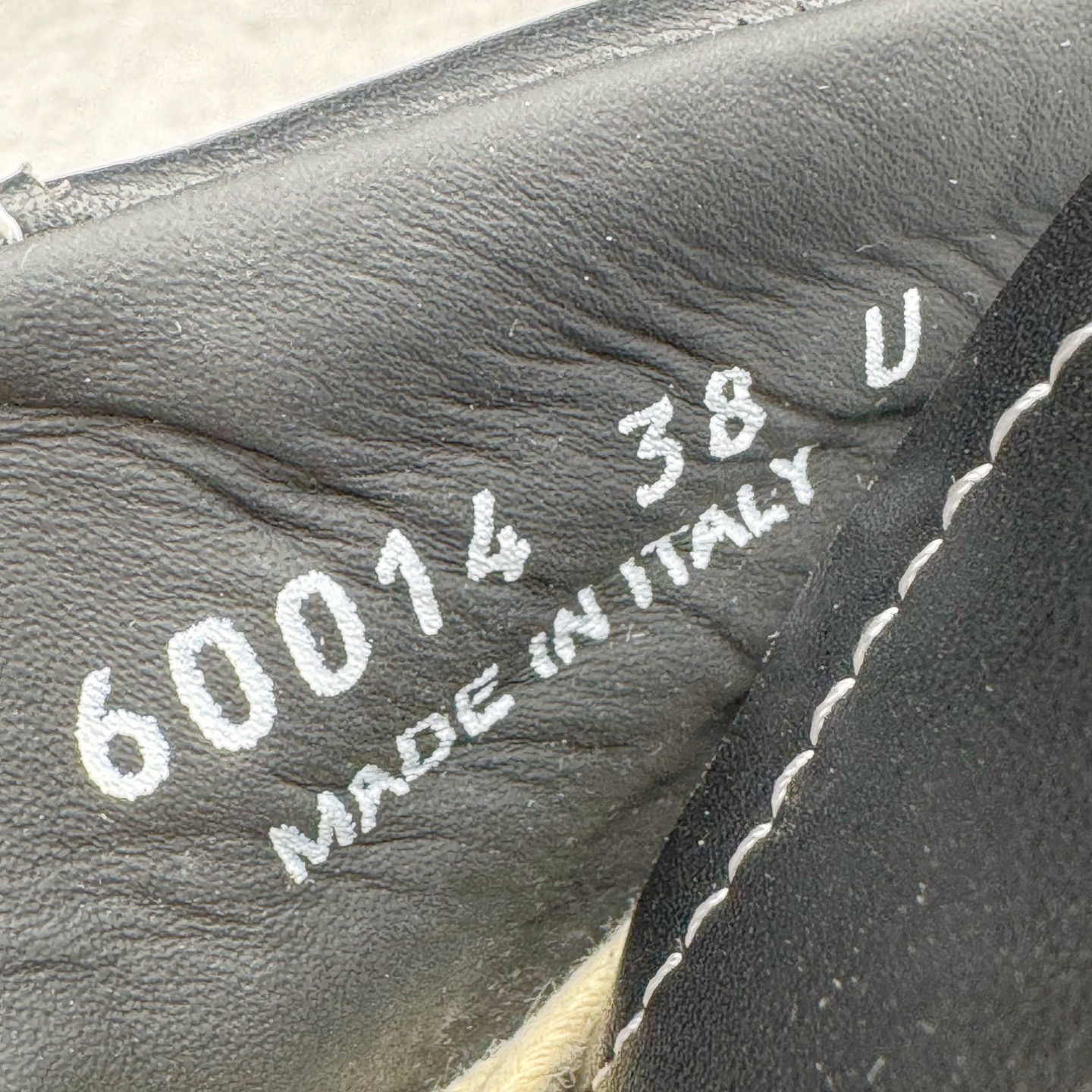 图片[13]-＃DG纯原 Rick Owens Drkshdw 瑞克·欧文斯皮面高帮时尚运动板鞋 黑白 二级市场已经7K以上 平台客户随意卖四位数 RO广东原厂出品 纯原天花板 原版一比一复刻 冲正绝不翻车 还原度达到百分之98以上 原楦开发纸版版型 ZP拆解原版1：1复模裁片纸版 力求做到0错位 这样才能达到和zp一致的鞋型味道 采用进口cnc数控机床开发对版独家tpu奶香大底 区别于市场所有版本 zp同源全头层粒面小牛皮 达到和zp一致手感 原厂进口细纹布 万邦订购原厂高弹粉红色海绵 内里搭配软质细腻羊皮 TPU高密度大底 软硬度透光度高已经测试和原版一致 尺码：36 37 38 39 40 41 42 43 44 45 46-选品中心