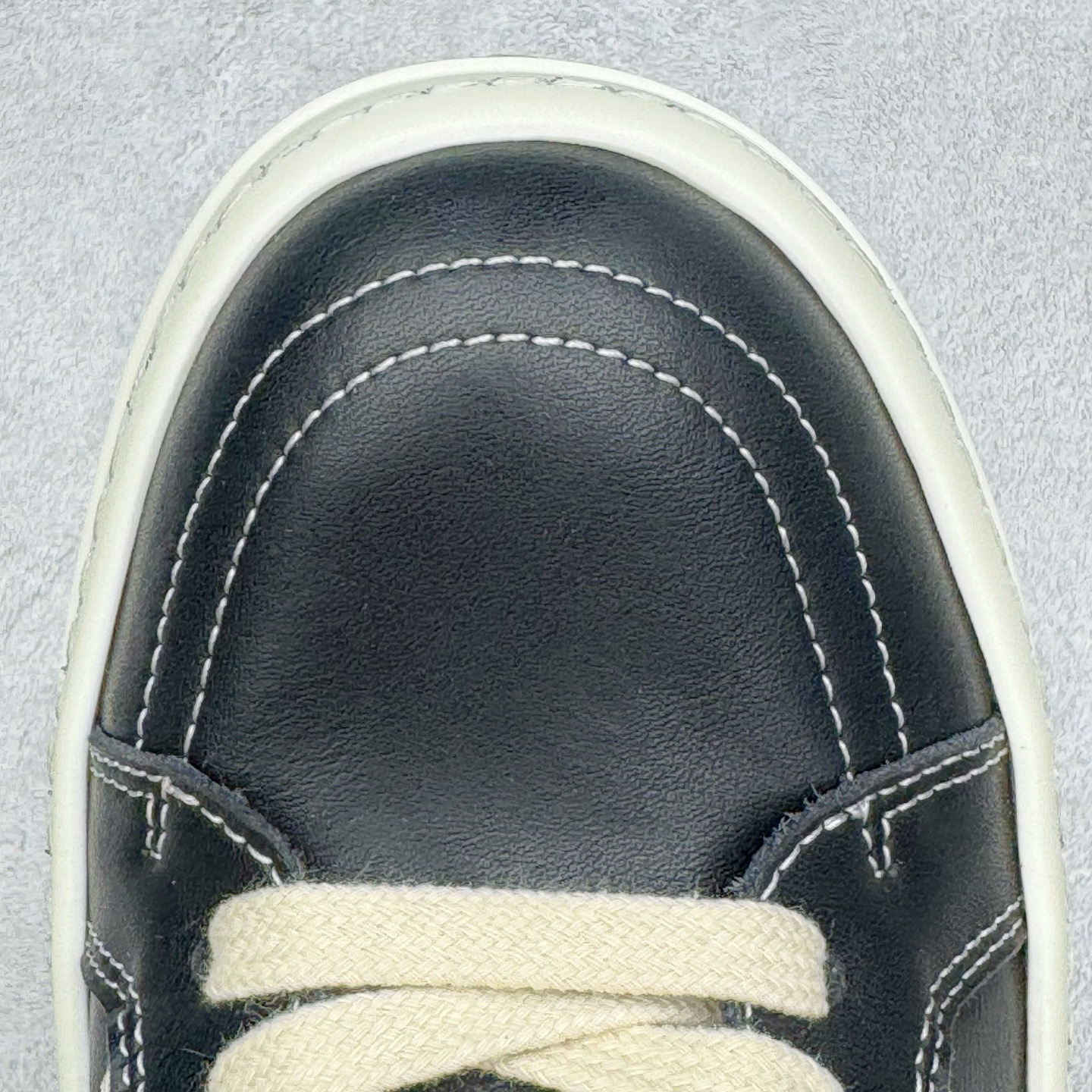 图片[14]-＃DG纯原 Rick Owens Drkshdw 瑞克·欧文斯皮面高帮时尚运动板鞋 黑白 二级市场已经7K以上 平台客户随意卖四位数 RO广东原厂出品 纯原天花板 原版一比一复刻 冲正绝不翻车 还原度达到百分之98以上 原楦开发纸版版型 ZP拆解原版1：1复模裁片纸版 力求做到0错位 这样才能达到和zp一致的鞋型味道 采用进口cnc数控机床开发对版独家tpu奶香大底 区别于市场所有版本 zp同源全头层粒面小牛皮 达到和zp一致手感 原厂进口细纹布 万邦订购原厂高弹粉红色海绵 内里搭配软质细腻羊皮 TPU高密度大底 软硬度透光度高已经测试和原版一致 尺码：36 37 38 39 40 41 42 43 44 45 46-选品中心