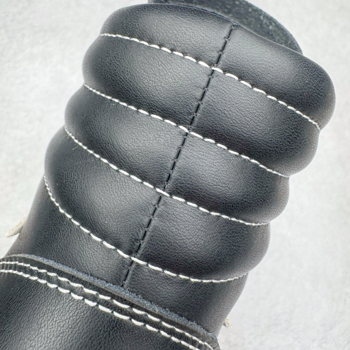 图片[10]-＃DG纯原 Rick Owens Drkshdw 瑞克·欧文斯皮面高帮时尚运动板鞋 黑白 二级市场已经7K以上 平台客户随意卖四位数 RO广东原厂出品 纯原天花板 原版一比一复刻 冲正绝不翻车 还原度达到百分之98以上 原楦开发纸版版型 ZP拆解原版1：1复模裁片纸版 力求做到0错位 这样才能达到和zp一致的鞋型味道 采用进口cnc数控机床开发对版独家tpu奶香大底 区别于市场所有版本 zp同源全头层粒面小牛皮 达到和zp一致手感 原厂进口细纹布 万邦订购原厂高弹粉红色海绵 内里搭配软质细腻羊皮 TPU高密度大底 软硬度透光度高已经测试和原版一致 尺码：36 37 38 39 40 41 42 43 44 45 46-选品中心