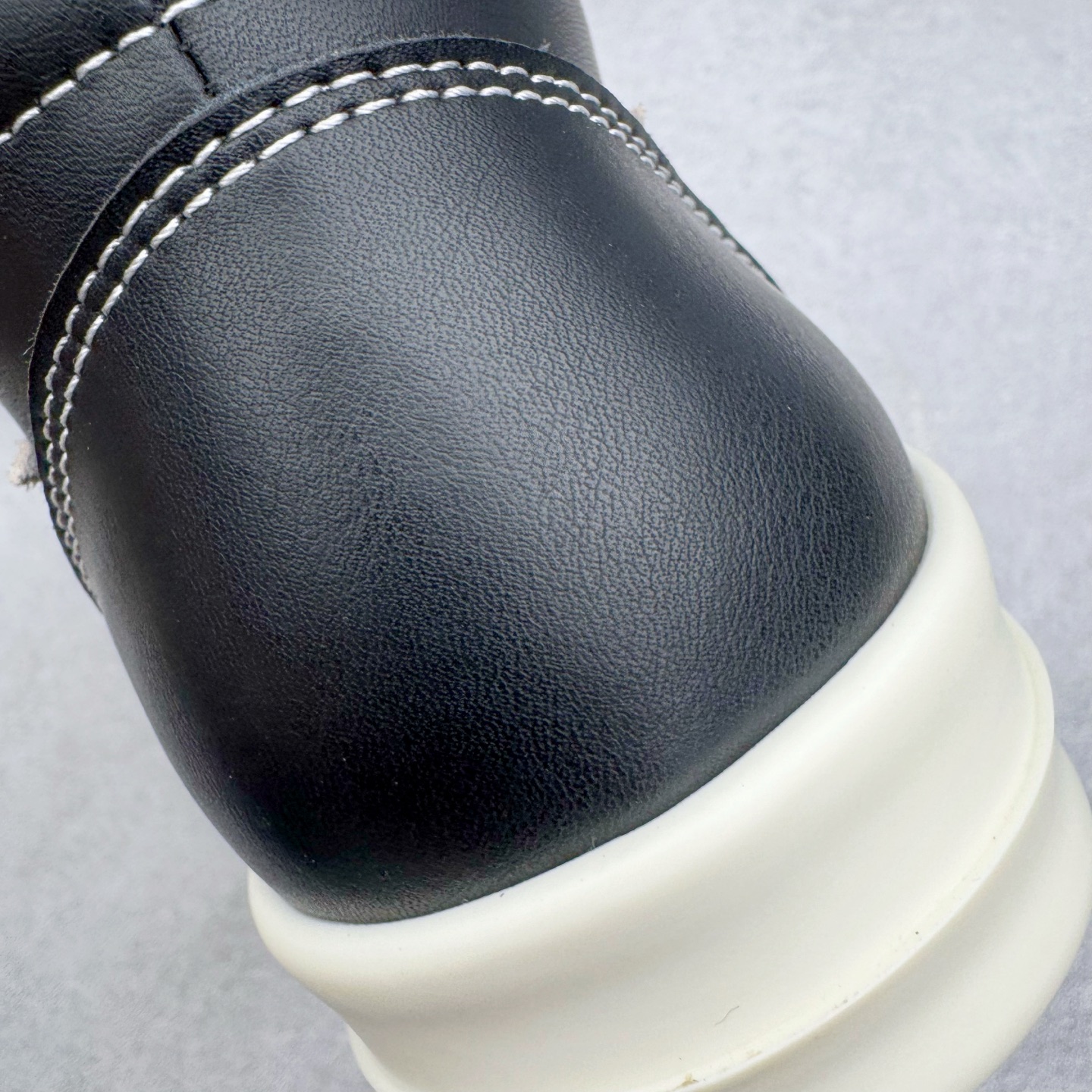 图片[12]-＃DG纯原 Rick Owens Drkshdw 瑞克·欧文斯皮面高帮时尚运动板鞋 黑白 二级市场已经7K以上 平台客户随意卖四位数 RO广东原厂出品 纯原天花板 原版一比一复刻 冲正绝不翻车 还原度达到百分之98以上 原楦开发纸版版型 ZP拆解原版1：1复模裁片纸版 力求做到0错位 这样才能达到和zp一致的鞋型味道 采用进口cnc数控机床开发对版独家tpu奶香大底 区别于市场所有版本 zp同源全头层粒面小牛皮 达到和zp一致手感 原厂进口细纹布 万邦订购原厂高弹粉红色海绵 内里搭配软质细腻羊皮 TPU高密度大底 软硬度透光度高已经测试和原版一致 尺码：36 37 38 39 40 41 42 43 44 45 46-选品中心