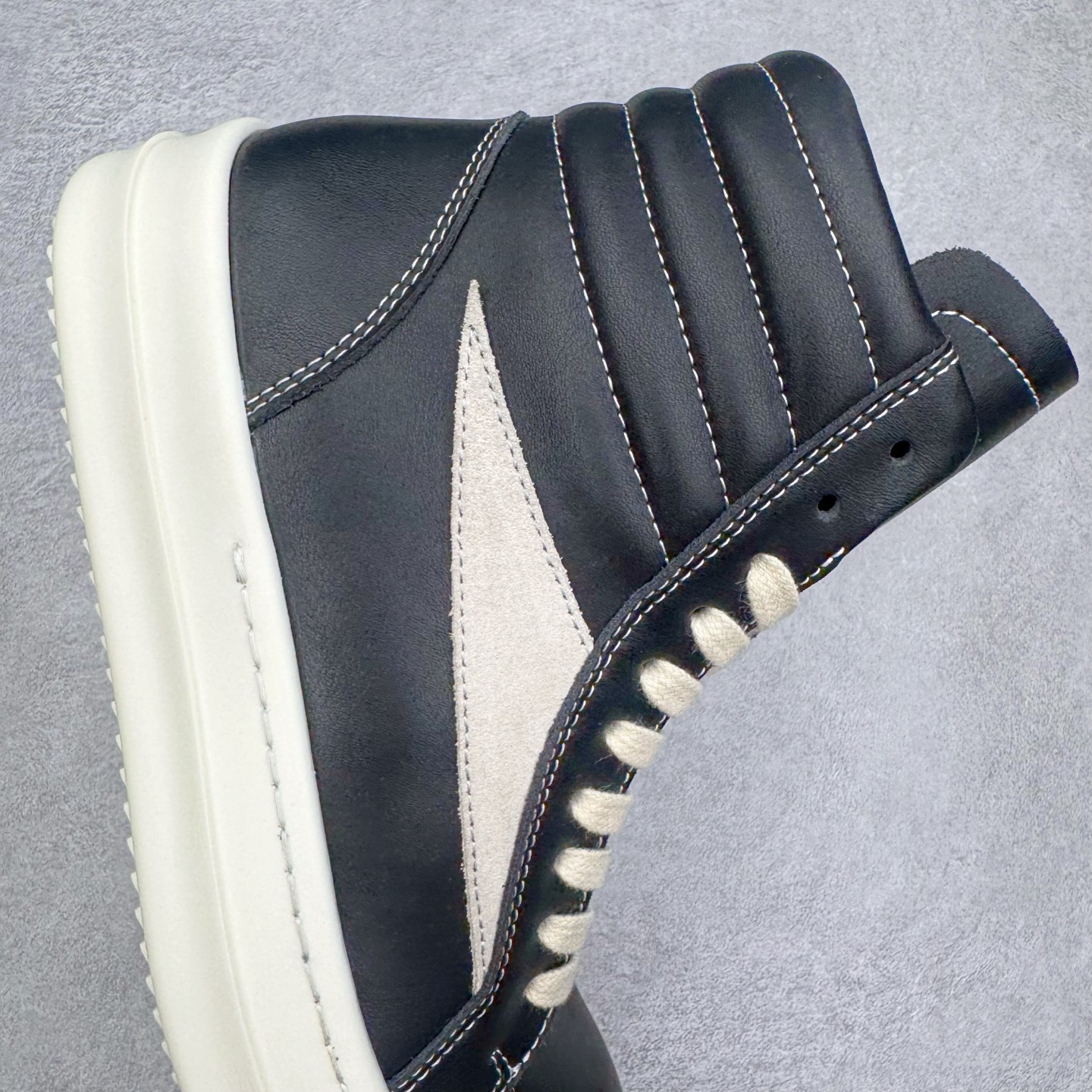 图片[6]-＃DG纯原 Rick Owens Drkshdw 瑞克·欧文斯皮面高帮时尚运动板鞋 黑白 二级市场已经7K以上 平台客户随意卖四位数 RO广东原厂出品 纯原天花板 原版一比一复刻 冲正绝不翻车 还原度达到百分之98以上 原楦开发纸版版型 ZP拆解原版1：1复模裁片纸版 力求做到0错位 这样才能达到和zp一致的鞋型味道 采用进口cnc数控机床开发对版独家tpu奶香大底 区别于市场所有版本 zp同源全头层粒面小牛皮 达到和zp一致手感 原厂进口细纹布 万邦订购原厂高弹粉红色海绵 内里搭配软质细腻羊皮 TPU高密度大底 软硬度透光度高已经测试和原版一致 尺码：36 37 38 39 40 41 42 43 44 45 46-选品中心