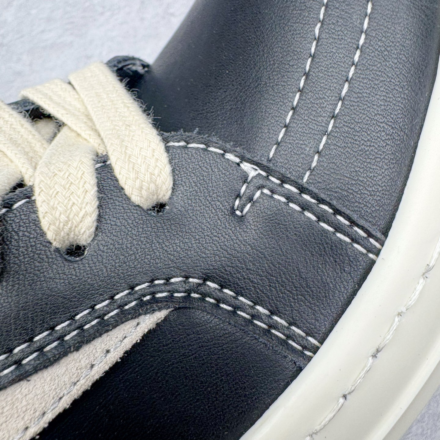 图片[15]-＃DG纯原 Rick Owens Drkshdw 瑞克·欧文斯皮面高帮时尚运动板鞋 黑白 二级市场已经7K以上 平台客户随意卖四位数 RO广东原厂出品 纯原天花板 原版一比一复刻 冲正绝不翻车 还原度达到百分之98以上 原楦开发纸版版型 ZP拆解原版1：1复模裁片纸版 力求做到0错位 这样才能达到和zp一致的鞋型味道 采用进口cnc数控机床开发对版独家tpu奶香大底 区别于市场所有版本 zp同源全头层粒面小牛皮 达到和zp一致手感 原厂进口细纹布 万邦订购原厂高弹粉红色海绵 内里搭配软质细腻羊皮 TPU高密度大底 软硬度透光度高已经测试和原版一致 尺码：36 37 38 39 40 41 42 43 44 45 46-选品中心