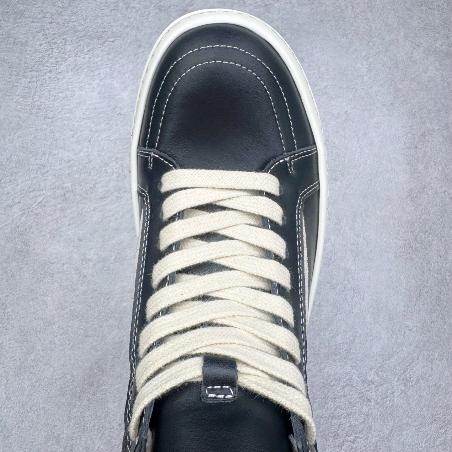 图片[4]-＃DG纯原 Rick Owens Drkshdw 瑞克·欧文斯皮面高帮时尚运动板鞋 黑白 二级市场已经7K以上 平台客户随意卖四位数 RO广东原厂出品 纯原天花板 原版一比一复刻 冲正绝不翻车 还原度达到百分之98以上 原楦开发纸版版型 ZP拆解原版1：1复模裁片纸版 力求做到0错位 这样才能达到和zp一致的鞋型味道 采用进口cnc数控机床开发对版独家tpu奶香大底 区别于市场所有版本 zp同源全头层粒面小牛皮 达到和zp一致手感 原厂进口细纹布 万邦订购原厂高弹粉红色海绵 内里搭配软质细腻羊皮 TPU高密度大底 软硬度透光度高已经测试和原版一致 尺码：36 37 38 39 40 41 42 43 44 45 46-选品中心