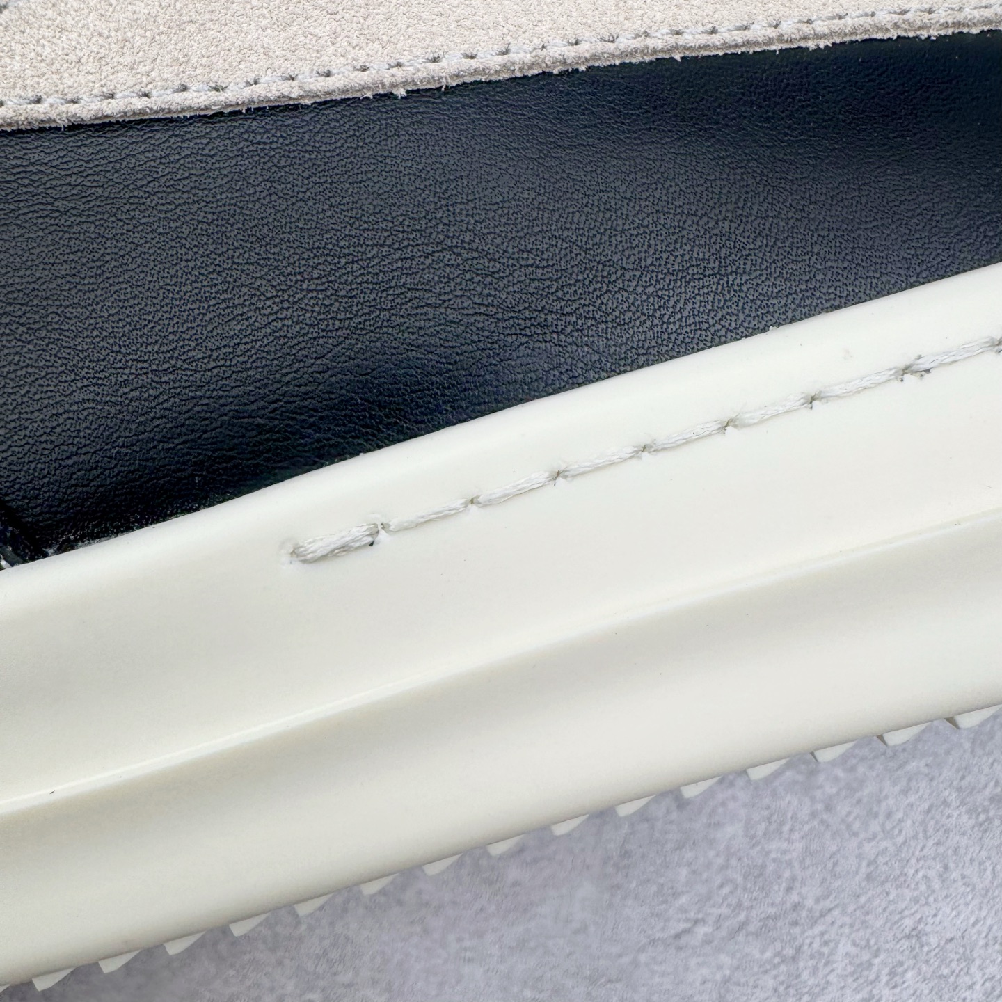 图片[18]-＃DG纯原 Rick Owens Drkshdw 瑞克·欧文斯皮面高帮时尚运动板鞋 黑白 二级市场已经7K以上 平台客户随意卖四位数 RO广东原厂出品 纯原天花板 原版一比一复刻 冲正绝不翻车 还原度达到百分之98以上 原楦开发纸版版型 ZP拆解原版1：1复模裁片纸版 力求做到0错位 这样才能达到和zp一致的鞋型味道 采用进口cnc数控机床开发对版独家tpu奶香大底 区别于市场所有版本 zp同源全头层粒面小牛皮 达到和zp一致手感 原厂进口细纹布 万邦订购原厂高弹粉红色海绵 内里搭配软质细腻羊皮 TPU高密度大底 软硬度透光度高已经测试和原版一致 尺码：36 37 38 39 40 41 42 43 44 45 46-选品中心