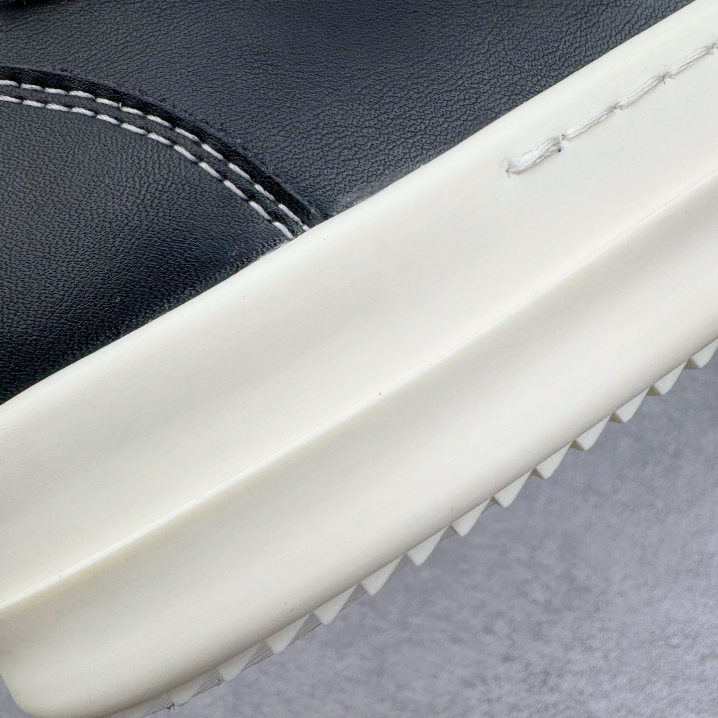 图片[11]-＃DG纯原 Rick Owens Drkshdw 瑞克·欧文斯皮面高帮时尚运动板鞋 黑白 二级市场已经7K以上 平台客户随意卖四位数 RO广东原厂出品 纯原天花板 原版一比一复刻 冲正绝不翻车 还原度达到百分之98以上 原楦开发纸版版型 ZP拆解原版1：1复模裁片纸版 力求做到0错位 这样才能达到和zp一致的鞋型味道 采用进口cnc数控机床开发对版独家tpu奶香大底 区别于市场所有版本 zp同源全头层粒面小牛皮 达到和zp一致手感 原厂进口细纹布 万邦订购原厂高弹粉红色海绵 内里搭配软质细腻羊皮 TPU高密度大底 软硬度透光度高已经测试和原版一致 尺码：36 37 38 39 40 41 42 43 44 45 46-选品中心