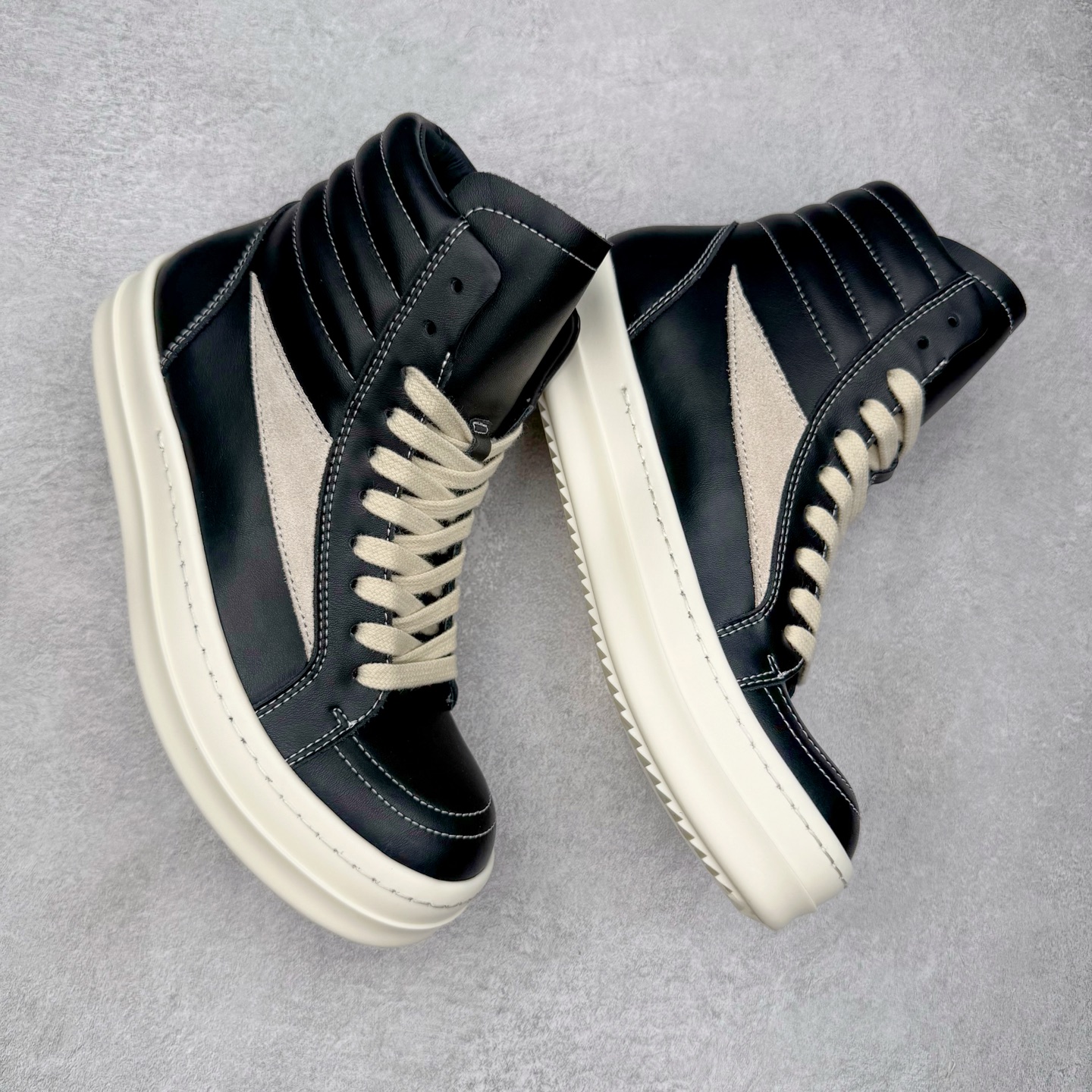 图片[3]-＃DG纯原 Rick Owens Drkshdw 瑞克·欧文斯皮面高帮时尚运动板鞋 黑白 二级市场已经7K以上 平台客户随意卖四位数 RO广东原厂出品 纯原天花板 原版一比一复刻 冲正绝不翻车 还原度达到百分之98以上 原楦开发纸版版型 ZP拆解原版1：1复模裁片纸版 力求做到0错位 这样才能达到和zp一致的鞋型味道 采用进口cnc数控机床开发对版独家tpu奶香大底 区别于市场所有版本 zp同源全头层粒面小牛皮 达到和zp一致手感 原厂进口细纹布 万邦订购原厂高弹粉红色海绵 内里搭配软质细腻羊皮 TPU高密度大底 软硬度透光度高已经测试和原版一致 尺码：36 37 38 39 40 41 42 43 44 45 46-选品中心