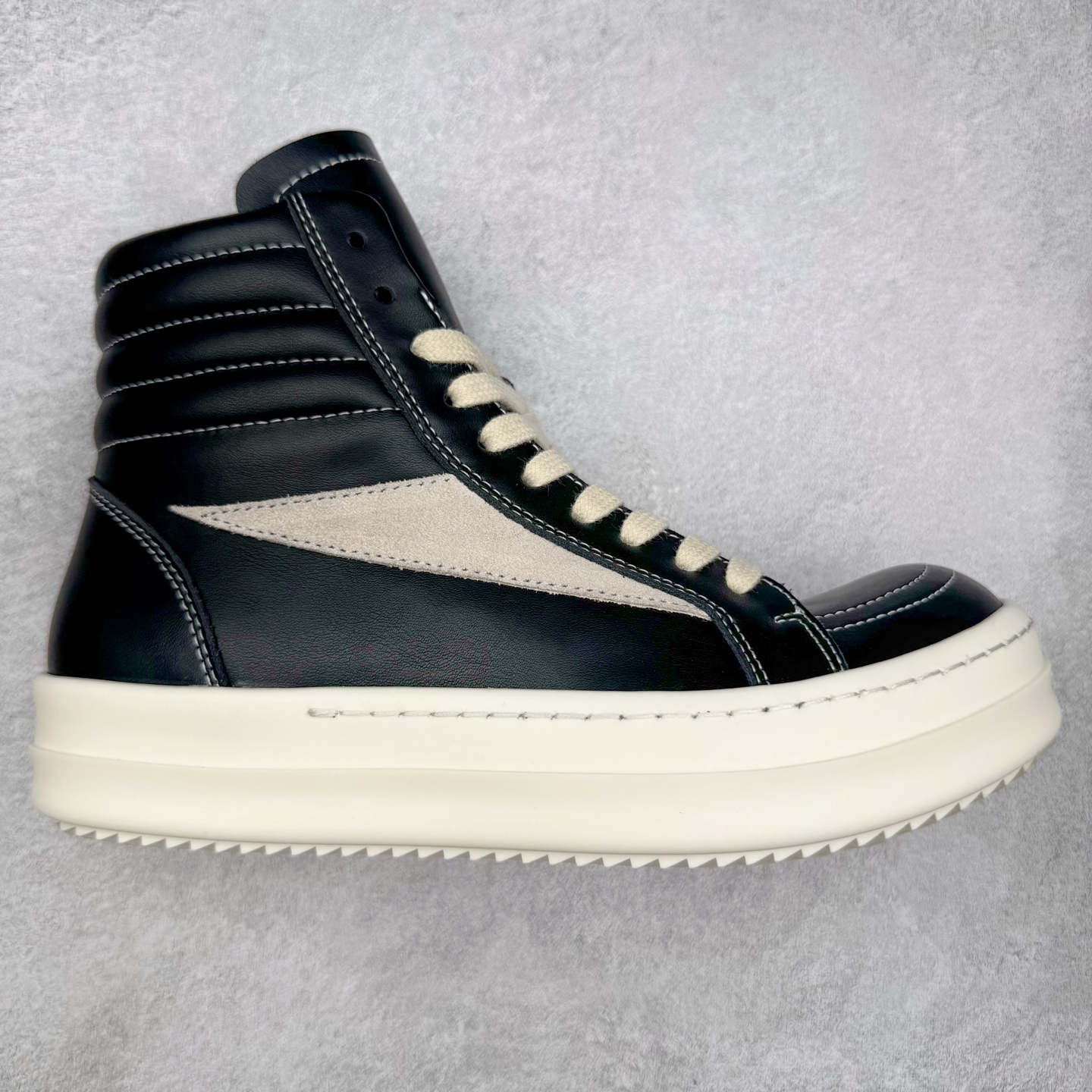 ＃DG纯原 Rick Owens Drkshdw 瑞克·欧文斯皮面高帮时尚运动板鞋 黑白 二级市场已经7K以上 平台客户随意卖四位数 RO广东原厂出品 纯原天花板 原版一比一复刻 冲正绝不翻车 还原度达到百分之98以上 原楦开发纸版版型 ZP拆解原版1：1复模裁片纸版 力求做到0错位 这样才能达到和zp一致的鞋型味道 采用进口cnc数控机床开发对版独家tpu奶香大底 区别于市场所有版本 zp同源全头层粒面小牛皮 达到和zp一致手感 原厂进口细纹布 万邦订购原厂高弹粉红色海绵 内里搭配软质细腻羊皮 TPU高密度大底 软硬度透光度高已经测试和原版一致 尺码：36 37 38 39 40 41 42 43 44 45 46-选品中心