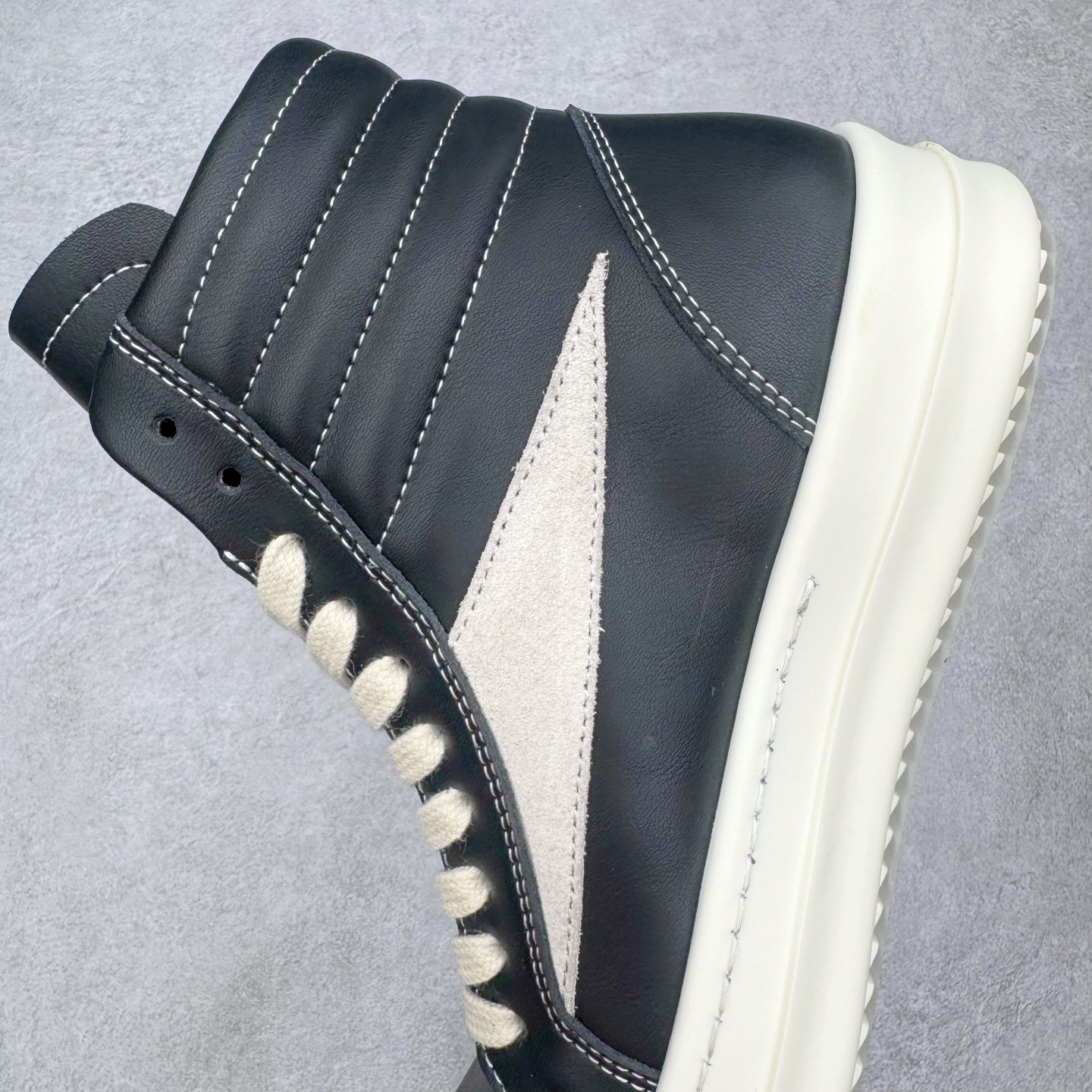 图片[7]-＃DG纯原 Rick Owens Drkshdw 瑞克·欧文斯皮面高帮时尚运动板鞋 黑白 二级市场已经7K以上 平台客户随意卖四位数 RO广东原厂出品 纯原天花板 原版一比一复刻 冲正绝不翻车 还原度达到百分之98以上 原楦开发纸版版型 ZP拆解原版1：1复模裁片纸版 力求做到0错位 这样才能达到和zp一致的鞋型味道 采用进口cnc数控机床开发对版独家tpu奶香大底 区别于市场所有版本 zp同源全头层粒面小牛皮 达到和zp一致手感 原厂进口细纹布 万邦订购原厂高弹粉红色海绵 内里搭配软质细腻羊皮 TPU高密度大底 软硬度透光度高已经测试和原版一致 尺码：36 37 38 39 40 41 42 43 44 45 46-选品中心