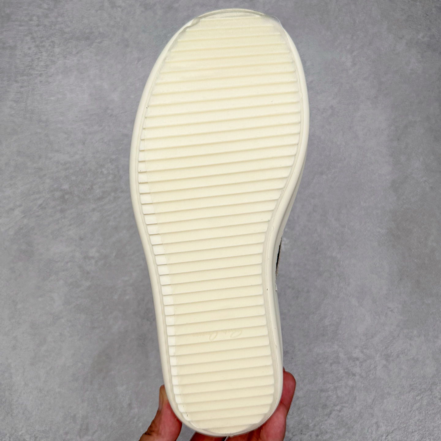 图片[9]-＃DG纯原 Rick Owens Drkshdw 瑞克·欧文斯皮面高帮时尚运动板鞋 黑白 二级市场已经7K以上 平台客户随意卖四位数 RO广东原厂出品 纯原天花板 原版一比一复刻 冲正绝不翻车 还原度达到百分之98以上 原楦开发纸版版型 ZP拆解原版1：1复模裁片纸版 力求做到0错位 这样才能达到和zp一致的鞋型味道 采用进口cnc数控机床开发对版独家tpu奶香大底 区别于市场所有版本 zp同源全头层粒面小牛皮 达到和zp一致手感 原厂进口细纹布 万邦订购原厂高弹粉红色海绵 内里搭配软质细腻羊皮 TPU高密度大底 软硬度透光度高已经测试和原版一致 尺码：36 37 38 39 40 41 42 43 44 45 46-选品中心