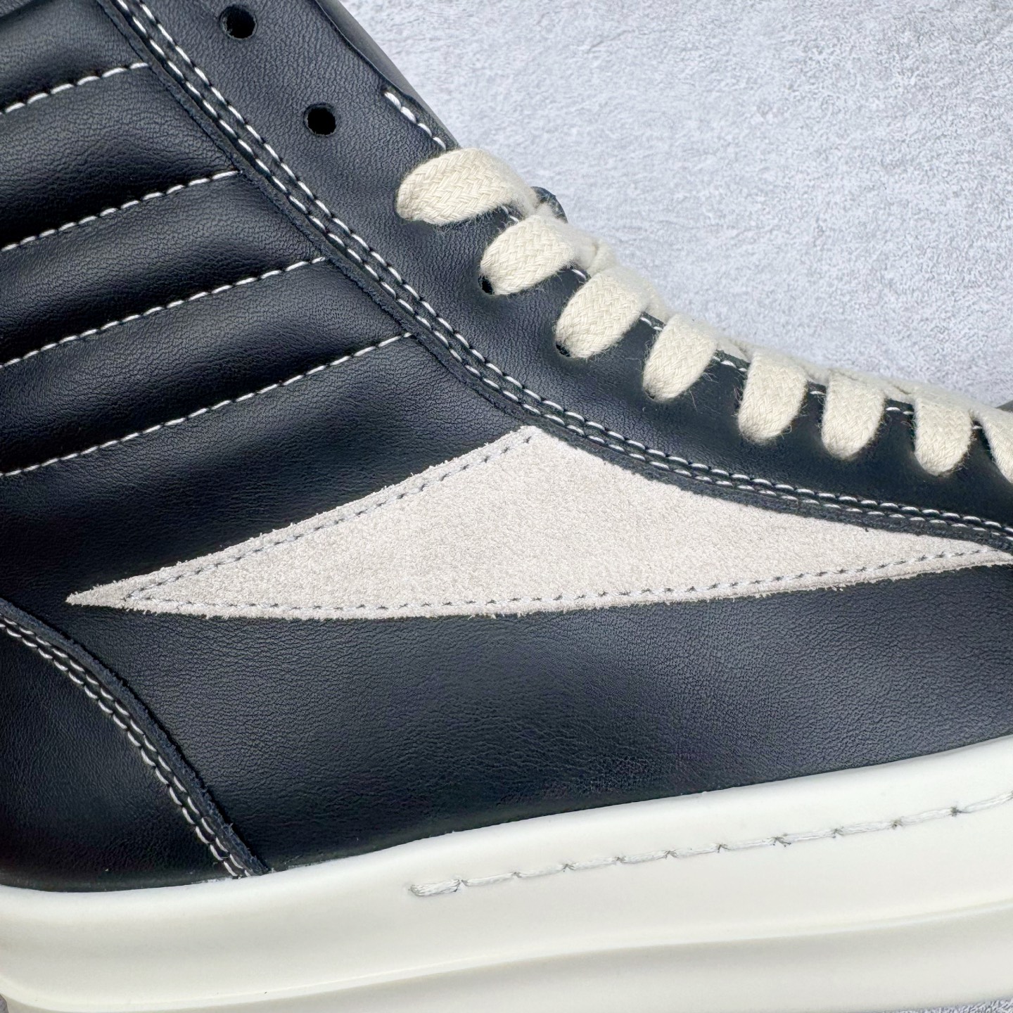 图片[17]-＃DG纯原 Rick Owens Drkshdw 瑞克·欧文斯皮面高帮时尚运动板鞋 黑白 二级市场已经7K以上 平台客户随意卖四位数 RO广东原厂出品 纯原天花板 原版一比一复刻 冲正绝不翻车 还原度达到百分之98以上 原楦开发纸版版型 ZP拆解原版1：1复模裁片纸版 力求做到0错位 这样才能达到和zp一致的鞋型味道 采用进口cnc数控机床开发对版独家tpu奶香大底 区别于市场所有版本 zp同源全头层粒面小牛皮 达到和zp一致手感 原厂进口细纹布 万邦订购原厂高弹粉红色海绵 内里搭配软质细腻羊皮 TPU高密度大底 软硬度透光度高已经测试和原版一致 尺码：36 37 38 39 40 41 42 43 44 45 46-选品中心