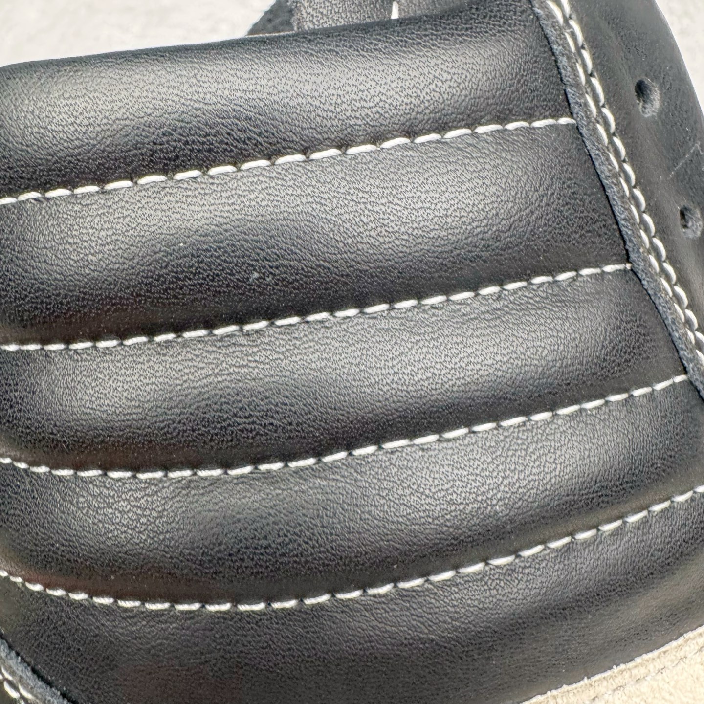 图片[16]-＃DG纯原 Rick Owens Drkshdw 瑞克·欧文斯皮面高帮时尚运动板鞋 黑白 二级市场已经7K以上 平台客户随意卖四位数 RO广东原厂出品 纯原天花板 原版一比一复刻 冲正绝不翻车 还原度达到百分之98以上 原楦开发纸版版型 ZP拆解原版1：1复模裁片纸版 力求做到0错位 这样才能达到和zp一致的鞋型味道 采用进口cnc数控机床开发对版独家tpu奶香大底 区别于市场所有版本 zp同源全头层粒面小牛皮 达到和zp一致手感 原厂进口细纹布 万邦订购原厂高弹粉红色海绵 内里搭配软质细腻羊皮 TPU高密度大底 软硬度透光度高已经测试和原版一致 尺码：36 37 38 39 40 41 42 43 44 45 46-选品中心