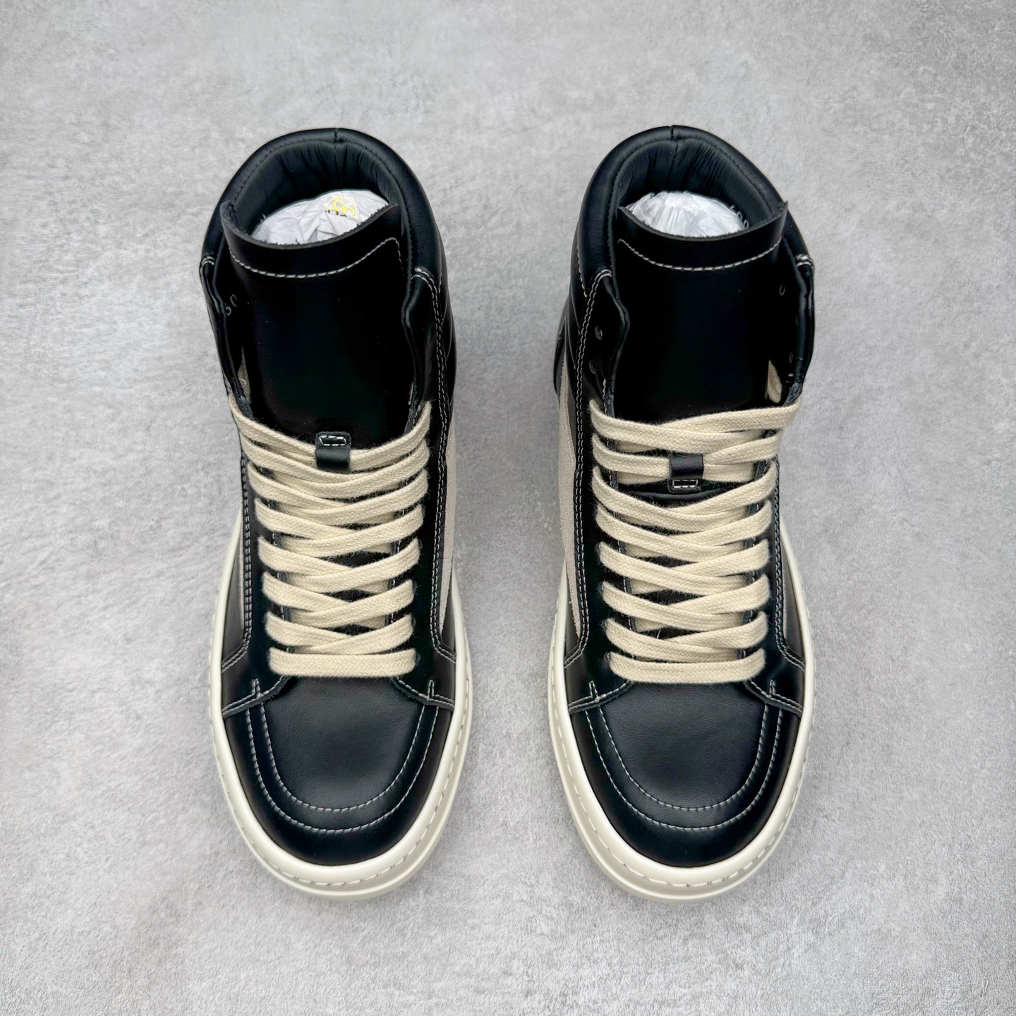 图片[2]-＃DG纯原 Rick Owens Drkshdw 瑞克·欧文斯皮面高帮时尚运动板鞋 黑白 二级市场已经7K以上 平台客户随意卖四位数 RO广东原厂出品 纯原天花板 原版一比一复刻 冲正绝不翻车 还原度达到百分之98以上 原楦开发纸版版型 ZP拆解原版1：1复模裁片纸版 力求做到0错位 这样才能达到和zp一致的鞋型味道 采用进口cnc数控机床开发对版独家tpu奶香大底 区别于市场所有版本 zp同源全头层粒面小牛皮 达到和zp一致手感 原厂进口细纹布 万邦订购原厂高弹粉红色海绵 内里搭配软质细腻羊皮 TPU高密度大底 软硬度透光度高已经测试和原版一致 尺码：36 37 38 39 40 41 42 43 44 45 46-选品中心