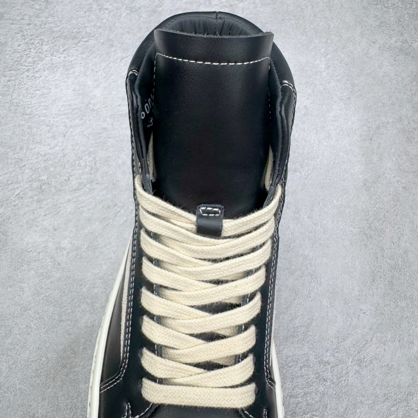 图片[5]-＃DG纯原 Rick Owens Drkshdw 瑞克·欧文斯皮面高帮时尚运动板鞋 黑白 二级市场已经7K以上 平台客户随意卖四位数 RO广东原厂出品 纯原天花板 原版一比一复刻 冲正绝不翻车 还原度达到百分之98以上 原楦开发纸版版型 ZP拆解原版1：1复模裁片纸版 力求做到0错位 这样才能达到和zp一致的鞋型味道 采用进口cnc数控机床开发对版独家tpu奶香大底 区别于市场所有版本 zp同源全头层粒面小牛皮 达到和zp一致手感 原厂进口细纹布 万邦订购原厂高弹粉红色海绵 内里搭配软质细腻羊皮 TPU高密度大底 软硬度透光度高已经测试和原版一致 尺码：36 37 38 39 40 41 42 43 44 45 46-选品中心