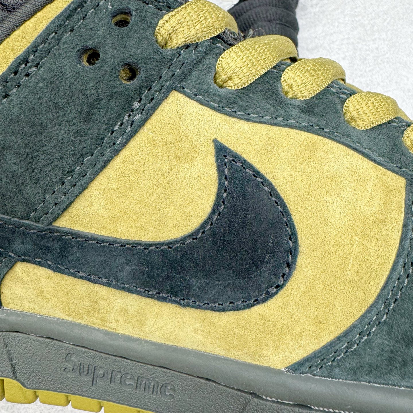 图片[18]-＃纯原 Supreme x NK Dunk SB Dunk Low 舒适 防滑耐磨低帮板鞋 男女同款 联名亚洲限定黄黑 HQ8487-300 独家原厂航空铝磨具打磨大底 鞋头坡度极致还原 原盒原配 圈内天花板工艺 原厂冲刀 超高清洁度 全鞋零毛边皮料切割 全套原楦原模倾力打造完美版型 采用原厂百宏鞋带以及原厂百宏织唛舌标 内标可供原厂几率过验 原厂中底布黄色点胶 原厂中底布拉帮走线遵循公司‼️尺码：36 36.5 37.5 38 38.5 39 40 40.5 41 42 42.5 43 44 44.5 45 46 47.5-选品中心