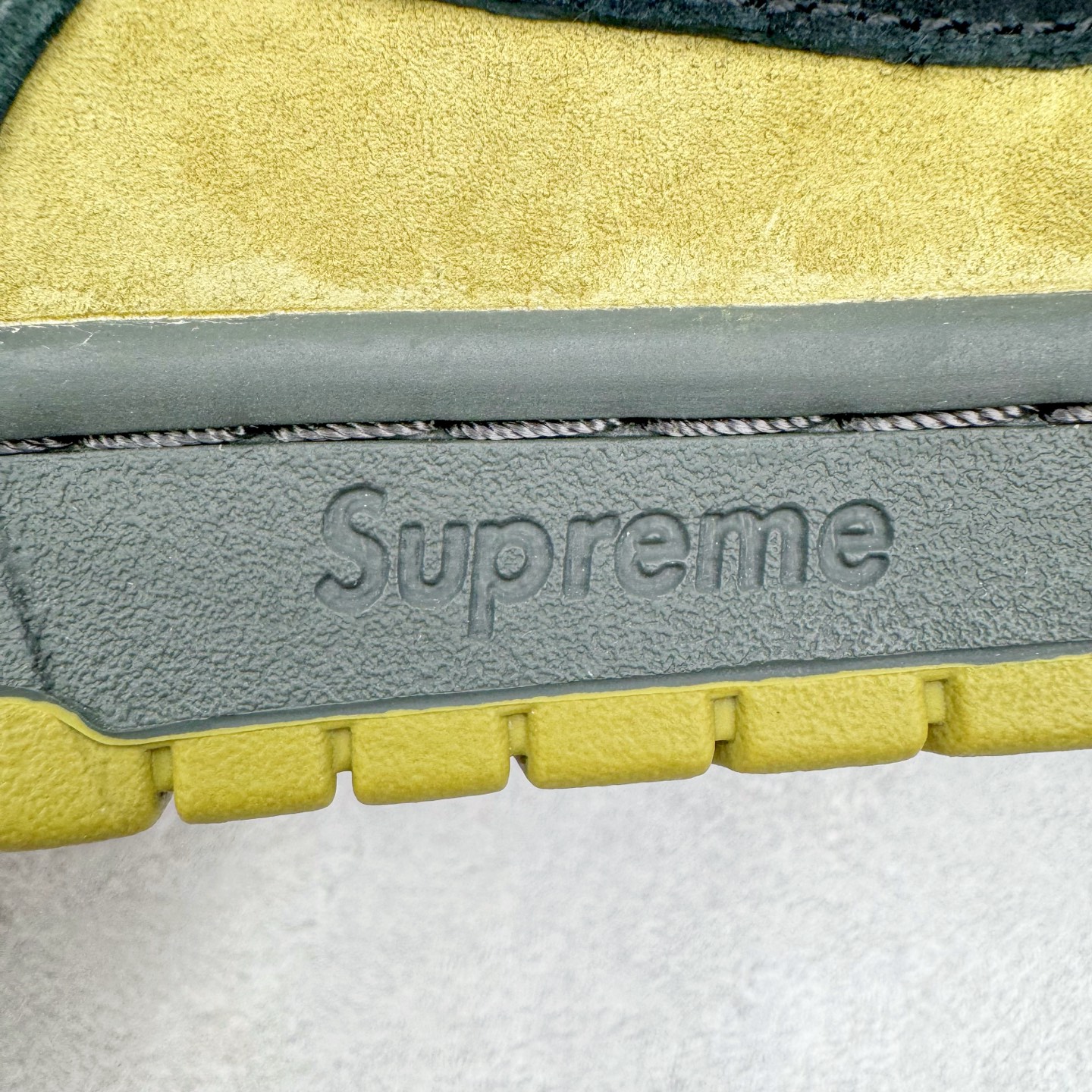 图片[20]-＃纯原 Supreme x NK Dunk SB Dunk Low 舒适 防滑耐磨低帮板鞋 男女同款 联名亚洲限定黄黑 HQ8487-300 独家原厂航空铝磨具打磨大底 鞋头坡度极致还原 原盒原配 圈内天花板工艺 原厂冲刀 超高清洁度 全鞋零毛边皮料切割 全套原楦原模倾力打造完美版型 采用原厂百宏鞋带以及原厂百宏织唛舌标 内标可供原厂几率过验 原厂中底布黄色点胶 原厂中底布拉帮走线遵循公司‼️尺码：36 36.5 37.5 38 38.5 39 40 40.5 41 42 42.5 43 44 44.5 45 46 47.5-选品中心