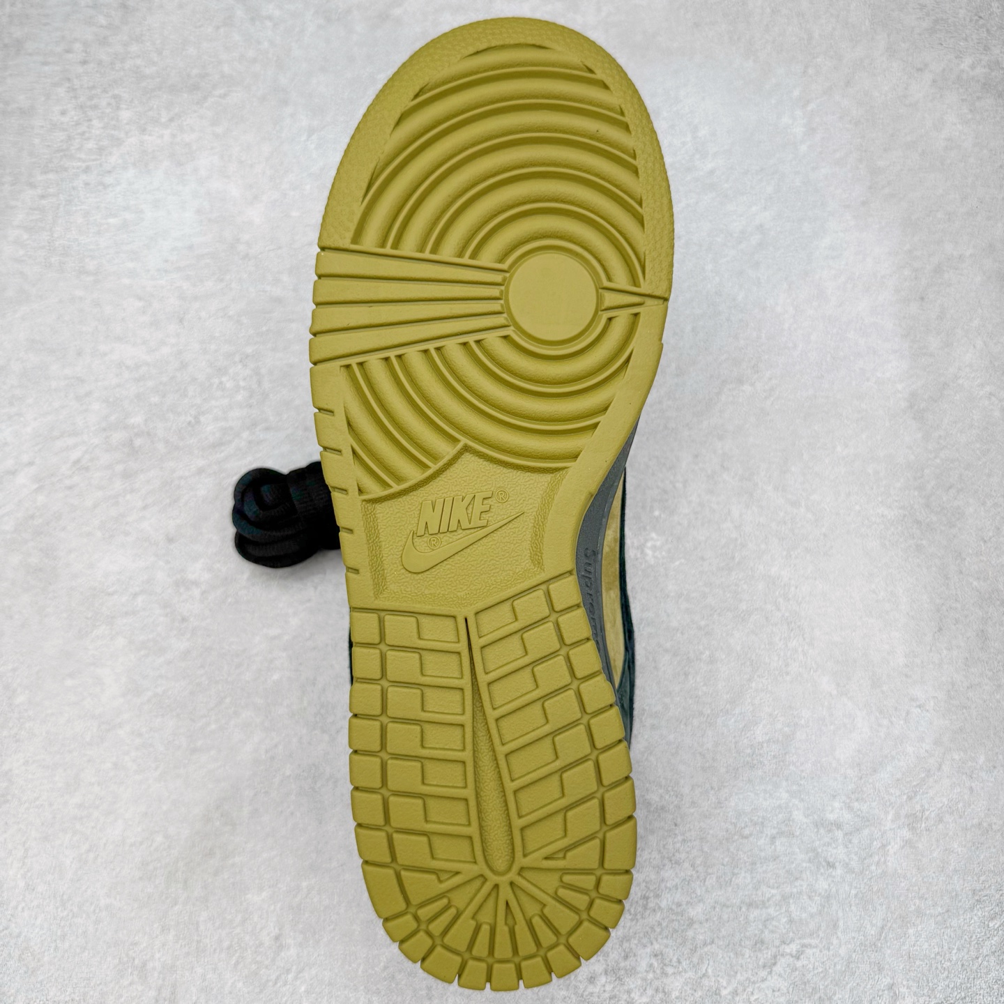 图片[9]-＃纯原 Supreme x NK Dunk SB Dunk Low 舒适 防滑耐磨低帮板鞋 男女同款 联名亚洲限定黄黑 HQ8487-300 独家原厂航空铝磨具打磨大底 鞋头坡度极致还原 原盒原配 圈内天花板工艺 原厂冲刀 超高清洁度 全鞋零毛边皮料切割 全套原楦原模倾力打造完美版型 采用原厂百宏鞋带以及原厂百宏织唛舌标 内标可供原厂几率过验 原厂中底布黄色点胶 原厂中底布拉帮走线遵循公司‼️尺码：36 36.5 37.5 38 38.5 39 40 40.5 41 42 42.5 43 44 44.5 45 46 47.5-选品中心